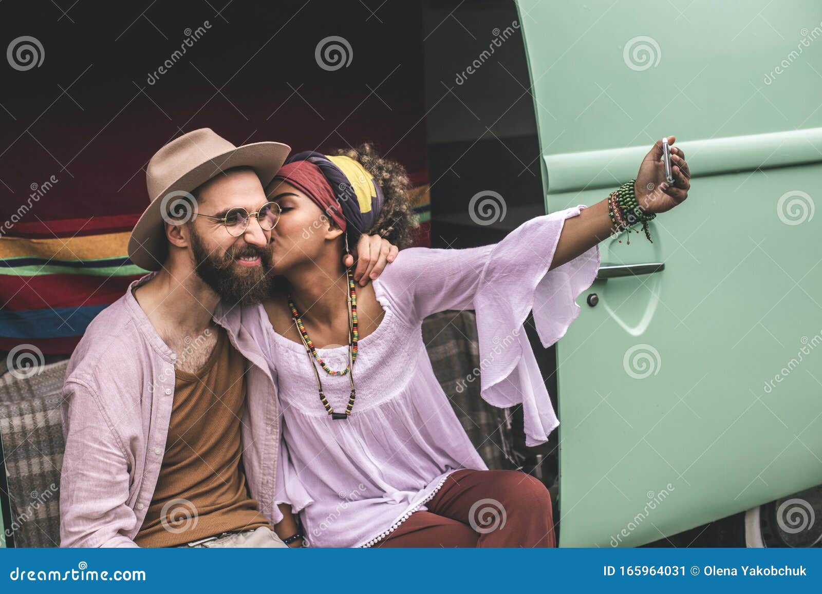 Pareja Amada Hippie Haciendo Selfie En Una Camioneta Retro Imagen de  archivo - Imagen de concepto, inconformista: 165964031