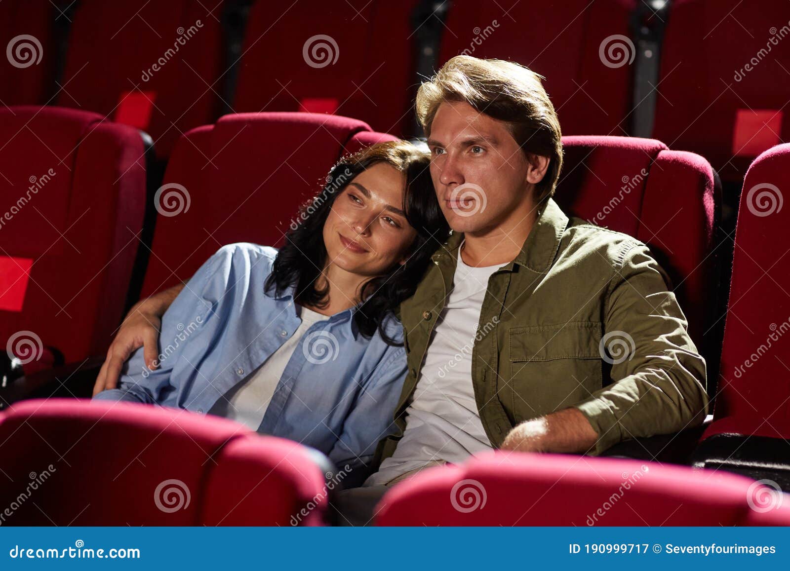 Pareja Amorosa Viendo Películas En El Cine Imagen de archivo - Imagen de silla, mirando: 190999717 Pareja Amorosa Viendo Películas En El Cine Imagen de archivo - Imagen de silla, mirando: 190999717