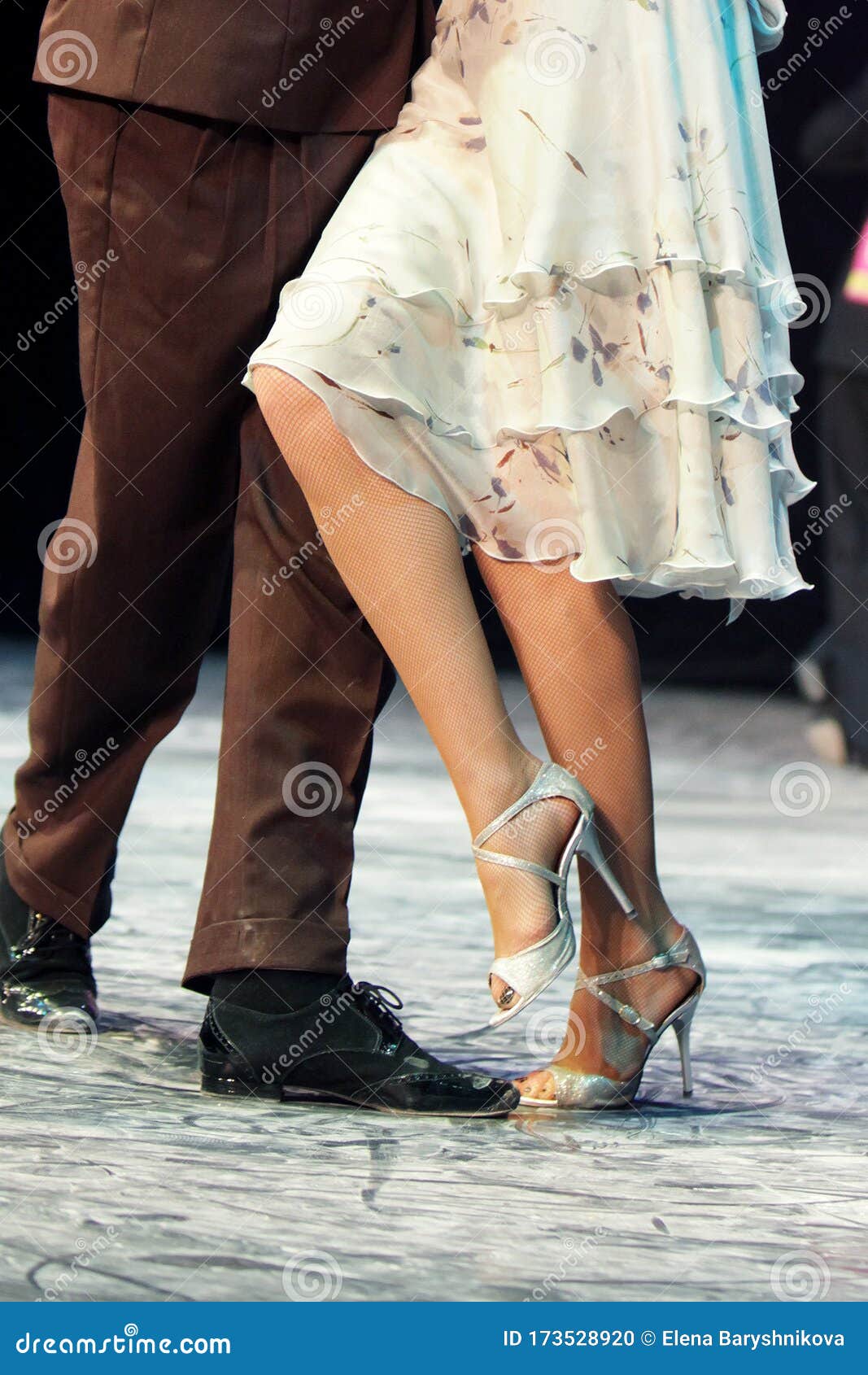Pareja Bailando Tango Argentino Sobre Fondo Negro Foto de archivo - Imagen de suelo, piernas: 173528920 Pareja Bailando Tango Argentino Sobre Fondo Negro Foto de archivo - Imagen de suelo, piernas: 173528920