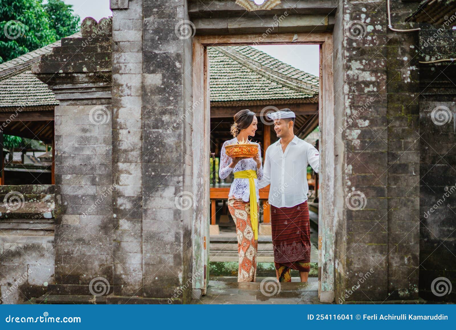 Pareja Balinesa Va a Pura a Rezar Y Ofrecer Al Dios Imagen de archivo - Imagen de herencia, tradicional: 254116041 Pareja Balinesa Va a Pura a Rezar Y Ofrecer Al Dios Imagen de archivo - Imagen de herencia, tradicional: 254116041