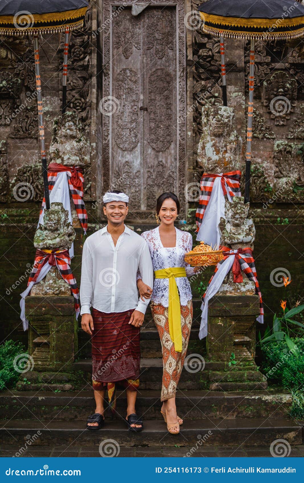 Pareja Balinesa Va a Pura a Rezar Y Ofrecer Al Dios Imagen de archivo -  Imagen de feliz, tradicional: 254116173