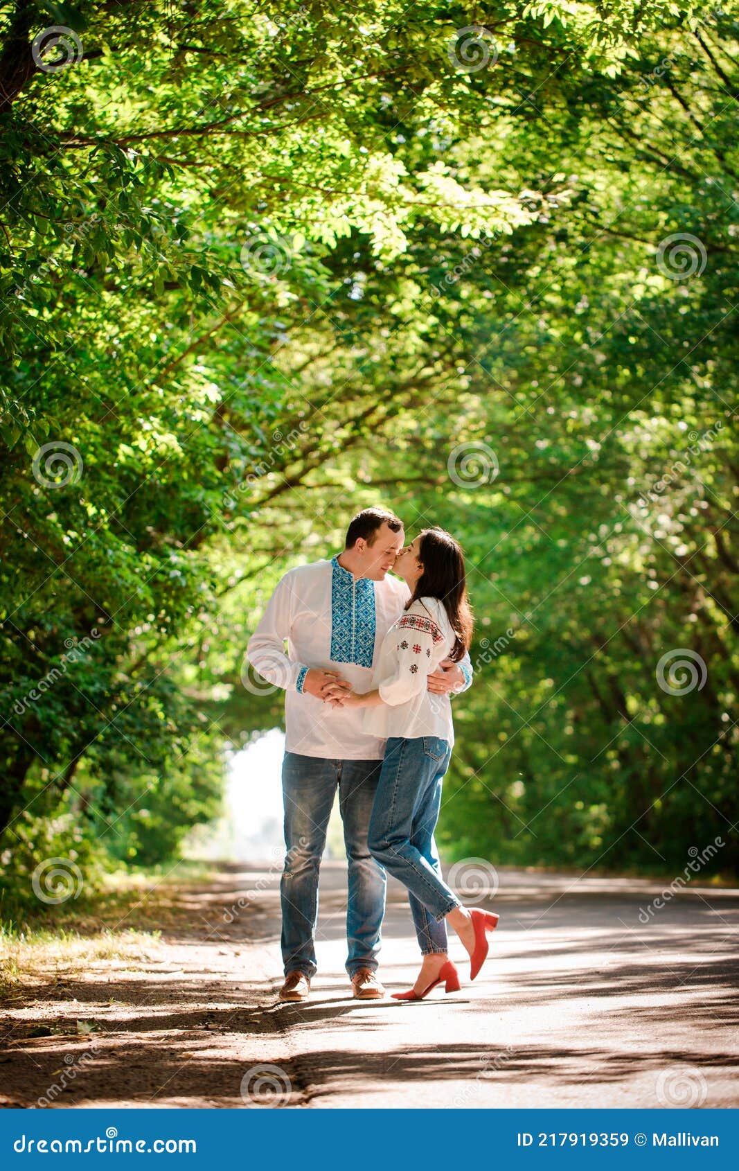 Pareja Besándose a La Sombra De Los árboles Imagen de archivo - Imagen de hoja, pares: 217919359 Pareja Besándose a La Sombra De Los árboles Imagen de archivo - Imagen de hoja, pares: 217919359
