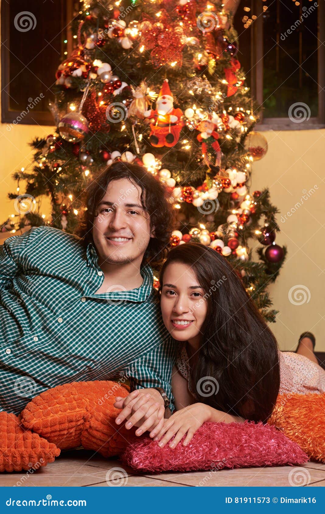 Pareja Casada De Los Jóvenes En árbol De Navidad Imagen de archivo - Imagen  de nuevo, sonrisa: 81911573