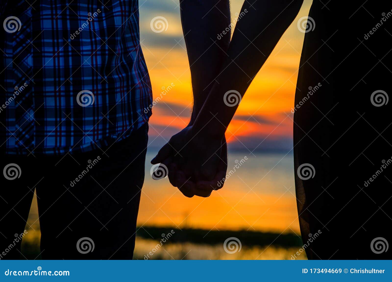 Pareja Cogiendo La Mano Mirando La Puesta Del Sol Imagen de archivo - Imagen de hermoso, manos: 173494669 Pareja Cogiendo La Mano Mirando La Puesta Del Sol Imagen de archivo - Imagen de hermoso, manos: 173494669