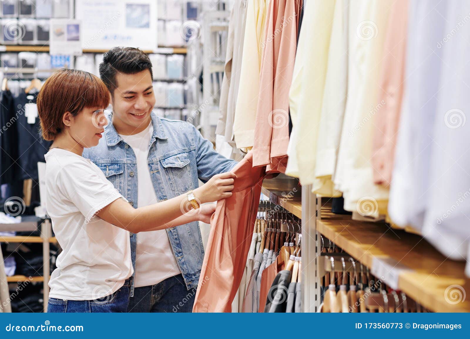 Pareja comprando ropa imagen de archivo. Imagen de mensaje - 173560773 Pareja comprando ropa imagen de archivo. Imagen de mensaje - 173560773