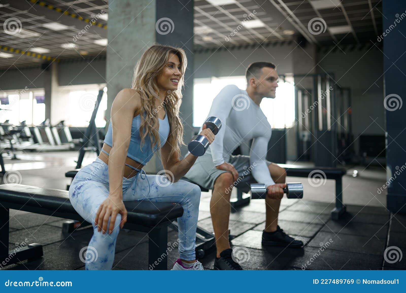 Pareja Con Entrenamiento De Fitness En El Gimnasio Imagen de archivo - Imagen de fuerza, junto: 227489769 Pareja Con Entrenamiento De Fitness En El Gimnasio Imagen de archivo - Imagen de fuerza, junto: 227489769