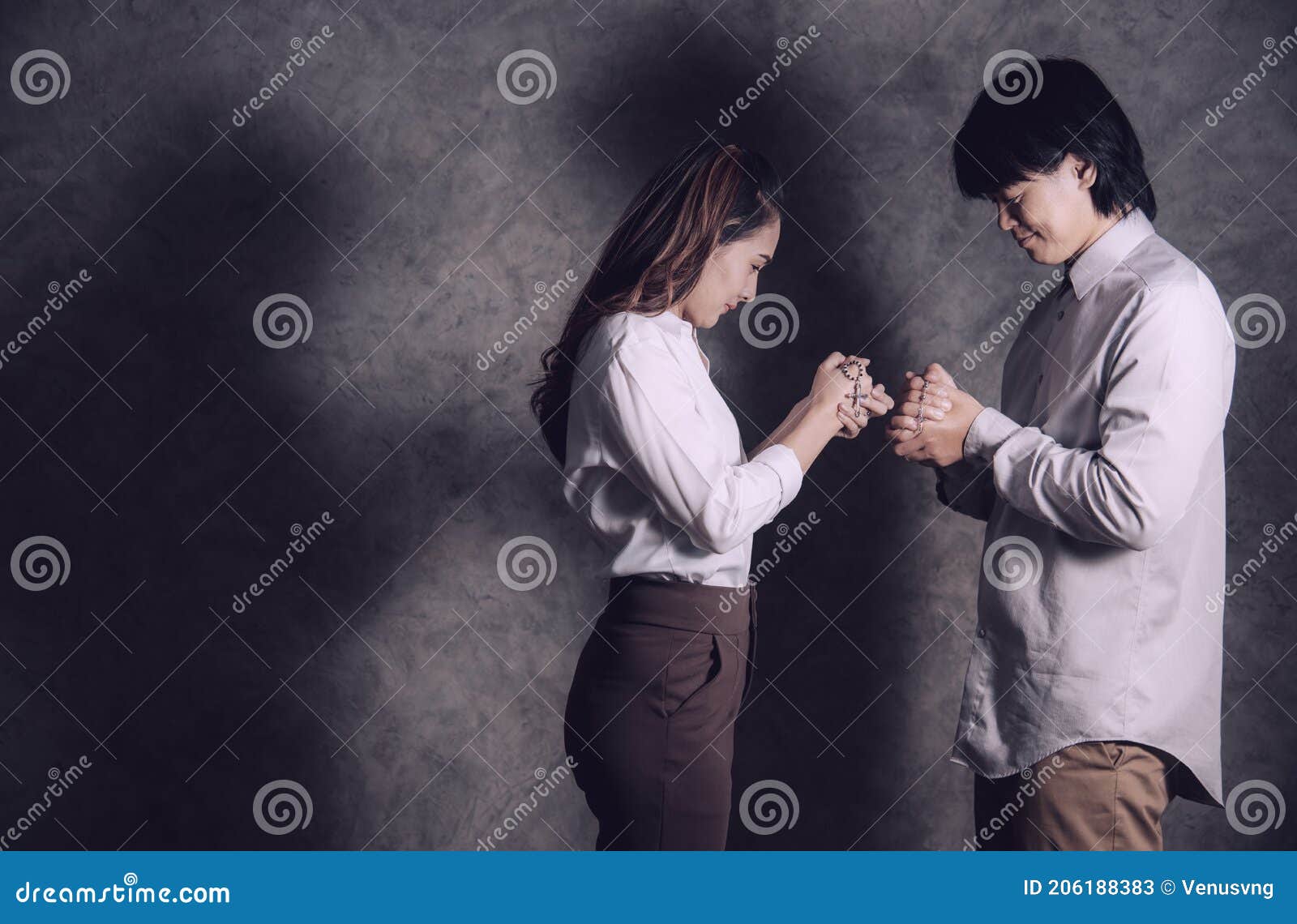Pareja Cristiana Asiática Sosteniendo Un Rosario Crucifijo Para Rezar a Dios Con Lealtad. Concepto Cristiano Jesus Christ. Retrato Imagen de archivo - Imagen de fiel, fidelidad: 206188383 Pareja Cristiana Asiática Sosteniendo Un Rosario Crucifijo Para Rezar a Dios Con Lealtad. Concepto Cristiano Jesus Christ. Retrato Imagen de archivo - Imagen de fiel, fidelidad: 206188383