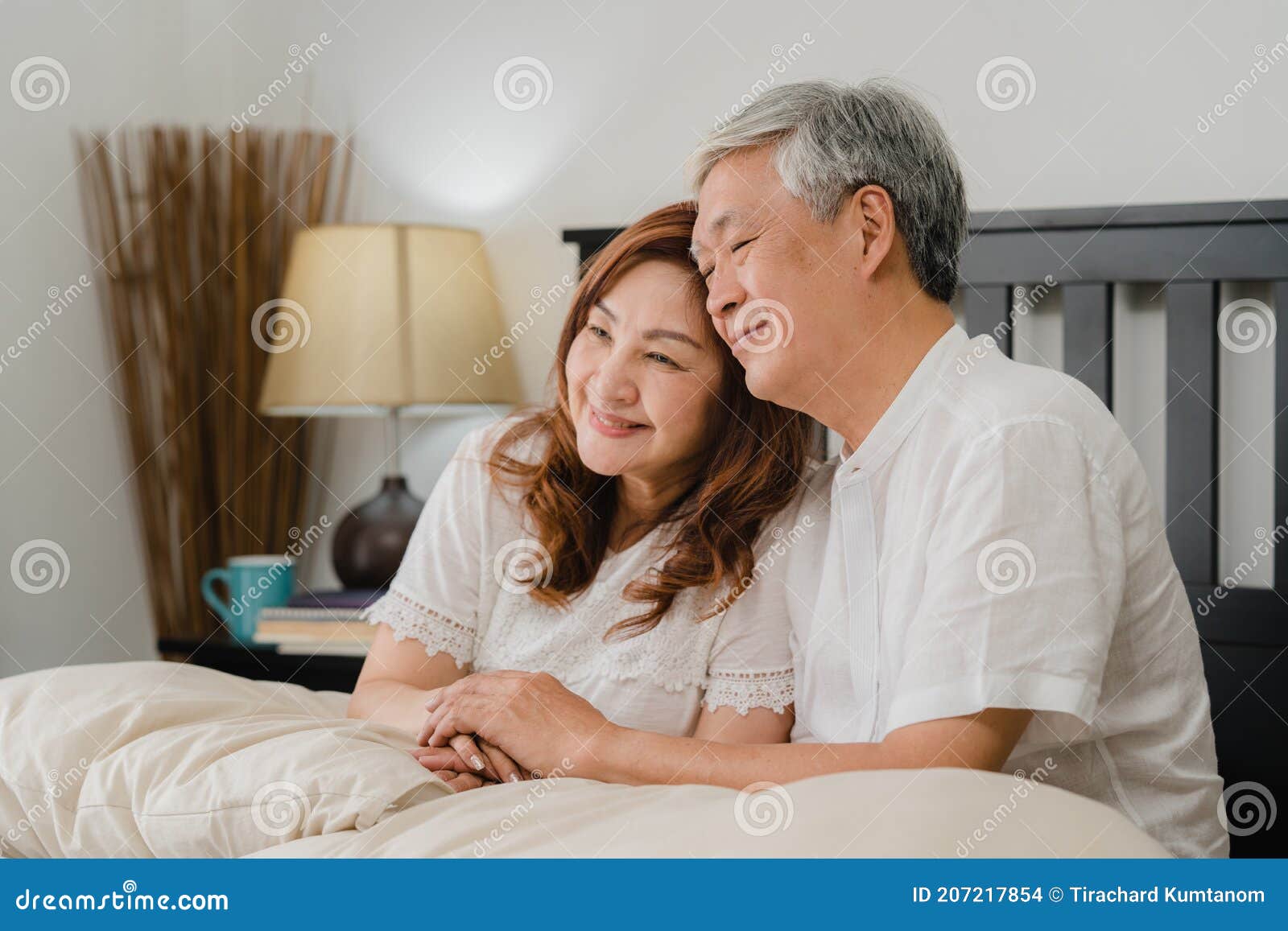 Pareja De Ancianos De Asia Hablando En La Cama En Casa. Abuelos Chinos De Alto Rango, Esposo Y Esposa Felices Relajarse Juntos Des Foto de archivo - Imagen de ciudadano, japonés: 207217854 Pareja De Ancianos De Asia Hablando En La Cama En Casa. Abuelos Chinos De Alto Rango, Esposo Y Esposa Felices Relajarse Juntos Des Foto de archivo - Imagen de ciudadano, japonés: 207217854