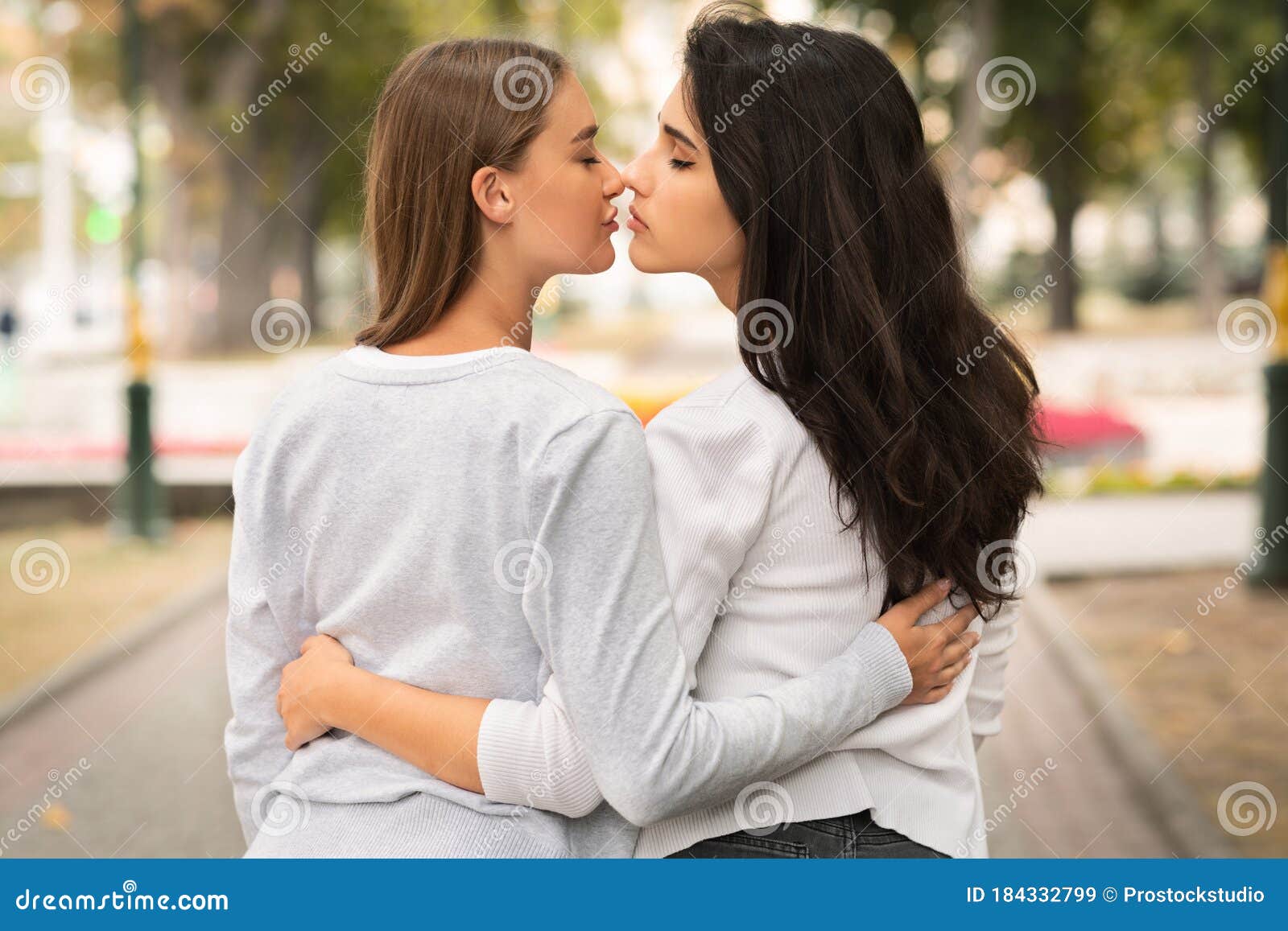 Pareja De Chicas Lesbianas Besándose Con Una Vista Posterior Al Exterior Imagen de archivo