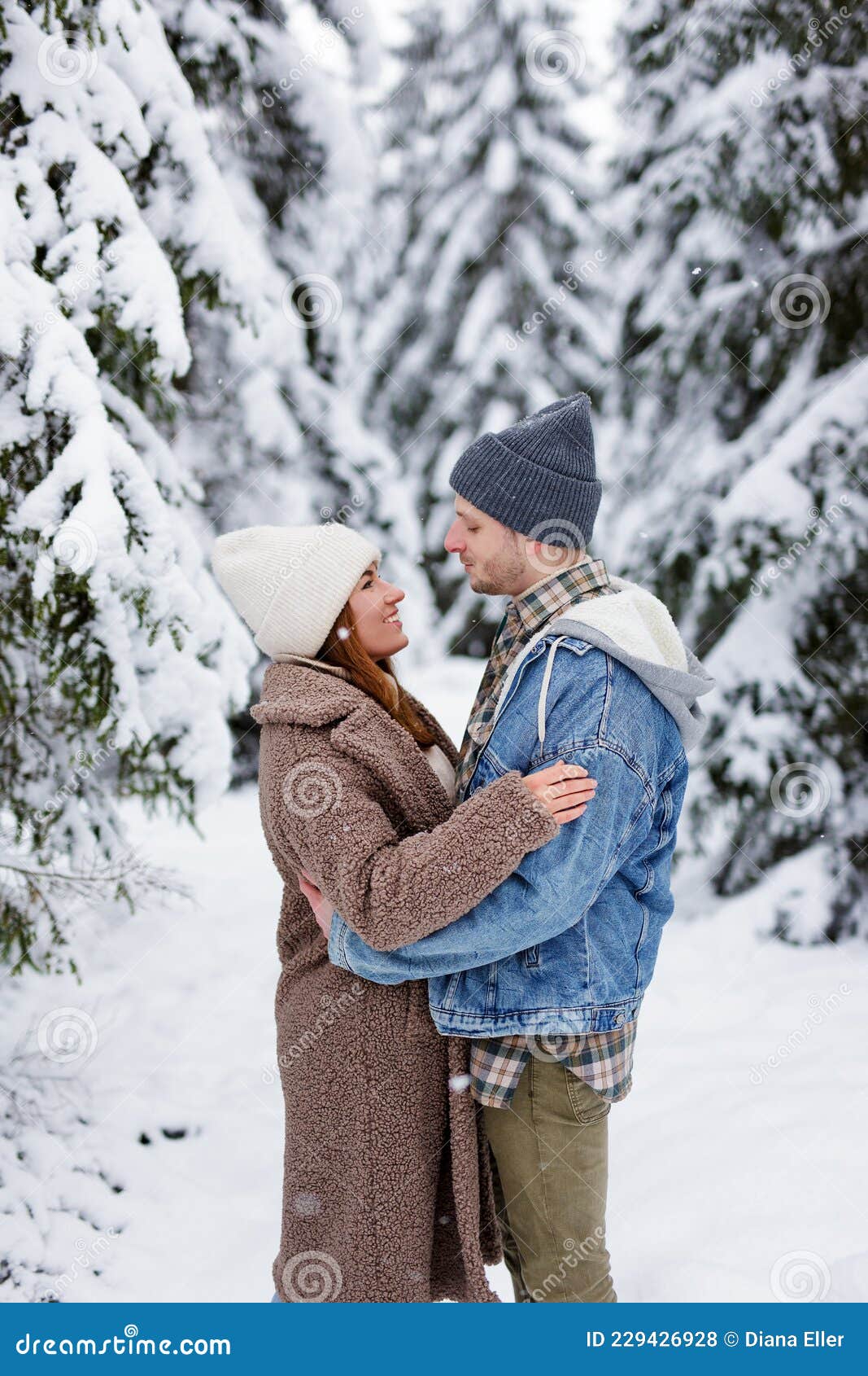 Pareja De Conceptos De Amor Y Relación Que Se Miran Y Se Abrazan En El Bosque Invernal Foto de archivo - Imagen de bosque, gente: 229426928 Pareja De Conceptos De Amor Y Relación Que Se Miran Y Se Abrazan En El Bosque Invernal Foto de archivo - Imagen de bosque, gente: 229426928
