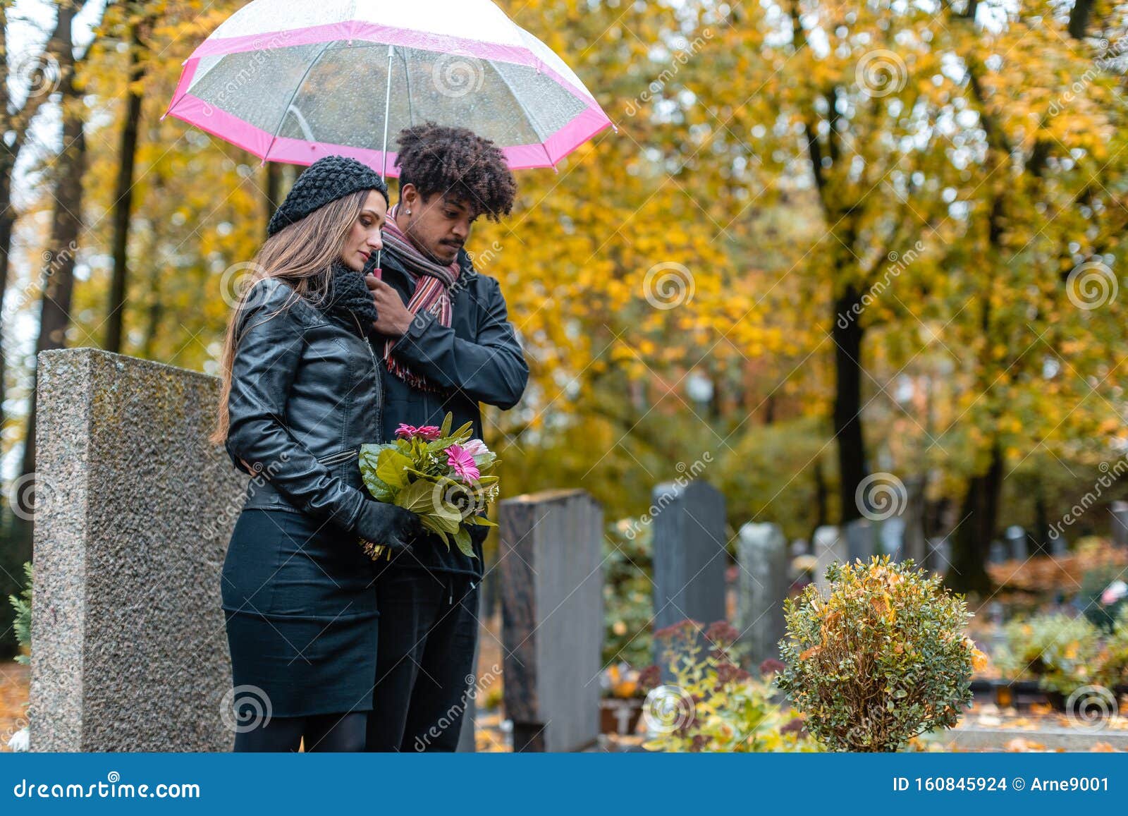 Pareja De Duelo En Un Cementerio En Otoño Foto de archivo - Imagen de luto, entierro: 160845924 Pareja De Duelo En Un Cementerio En Otoño Foto de archivo - Imagen de luto, entierro: 160845924