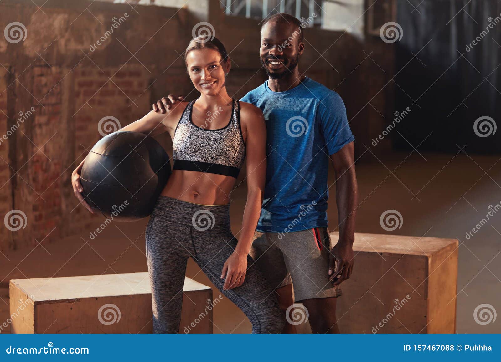 Pareja De Fitness Con Ropa Deportiva DespuÃ©s De Hacer Ejercicio En El  Retrato Del Gimnasio Foto de archivo - Imagen de mujeres, lifestyle:  157467088