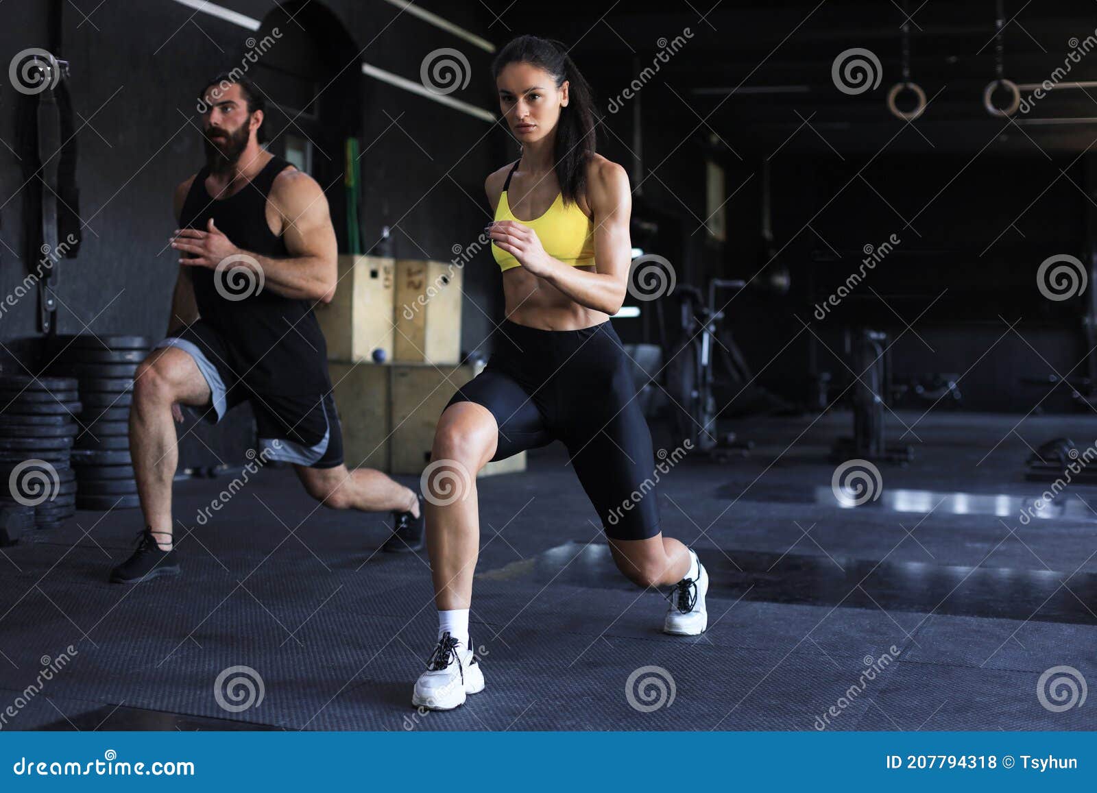 Pareja En Ropa Deportiva Haciendo Flexiones En El Suelo En Lugar Urbano  Fotos, retratos, imágenes y fotografía de archivo libres de derecho. Image  116897561