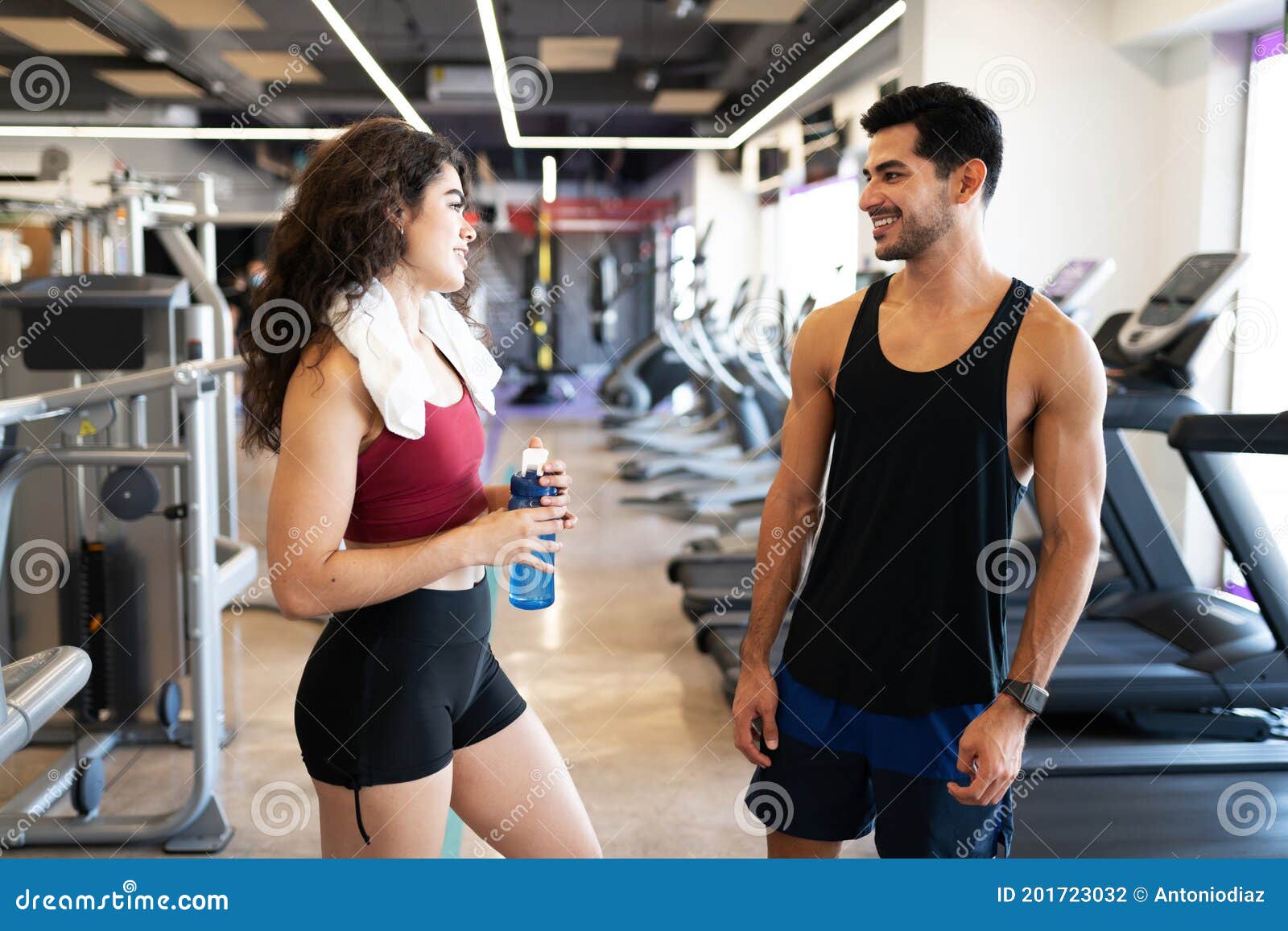 Pareja De Fitness Que Cuelgan Hacia Fuera En El Gimnasio Foto de archivo - Imagen de sportswear, hombre: 201723032 Pareja De Fitness Que Cuelgan Hacia Fuera En El Gimnasio Foto de archivo - Imagen de sportswear, hombre: 201723032