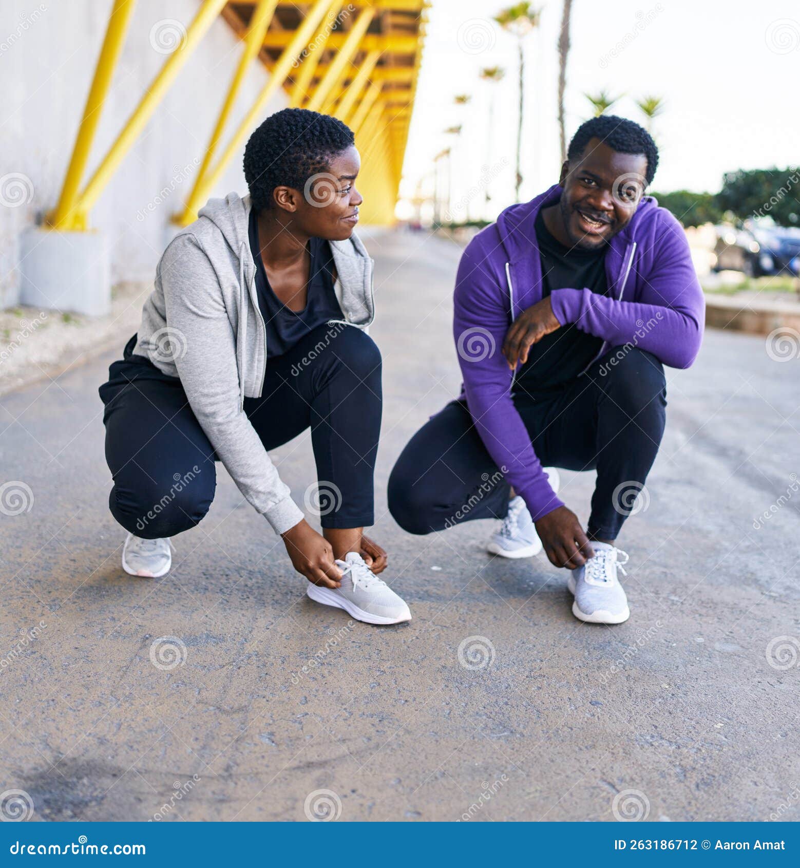 Pareja De Hombres Y Mujeres Que Usan Zapatos De Ropa Deportiva Para Atar En  La Calle Foto de archivo - Imagen de ajuste, sonrisa: 263186712