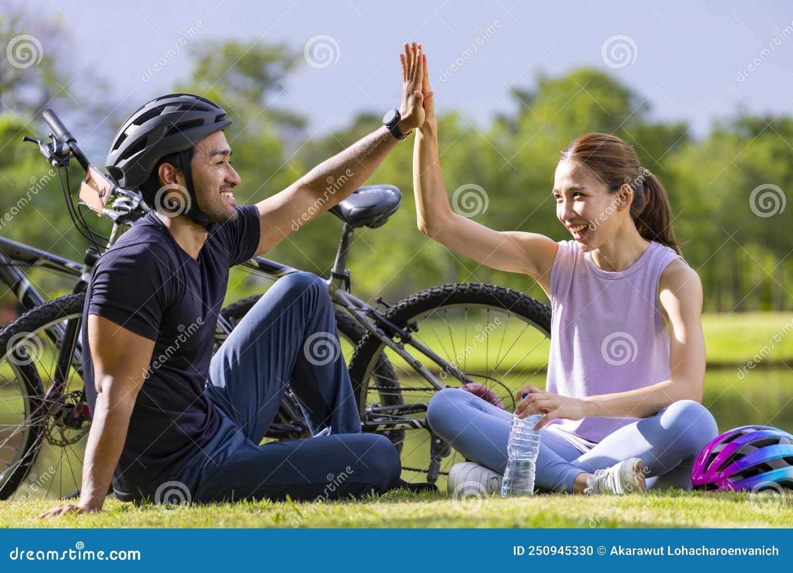 Pareja De Jóvenes Asiáticos Dando Alta a Cinco Después Del Ciclismo En El Parque Público Para Actividades De Ejercicio De Fin De S Foto de archivo - Imagen de ciudad, positivo: 250945330 Pareja De Jóvenes Asiáticos Dando Alta a Cinco Después Del Ciclismo En El Parque Público Para Actividades De Ejercicio De Fin De S Foto de archivo - Imagen de ciudad, positivo: 250945330