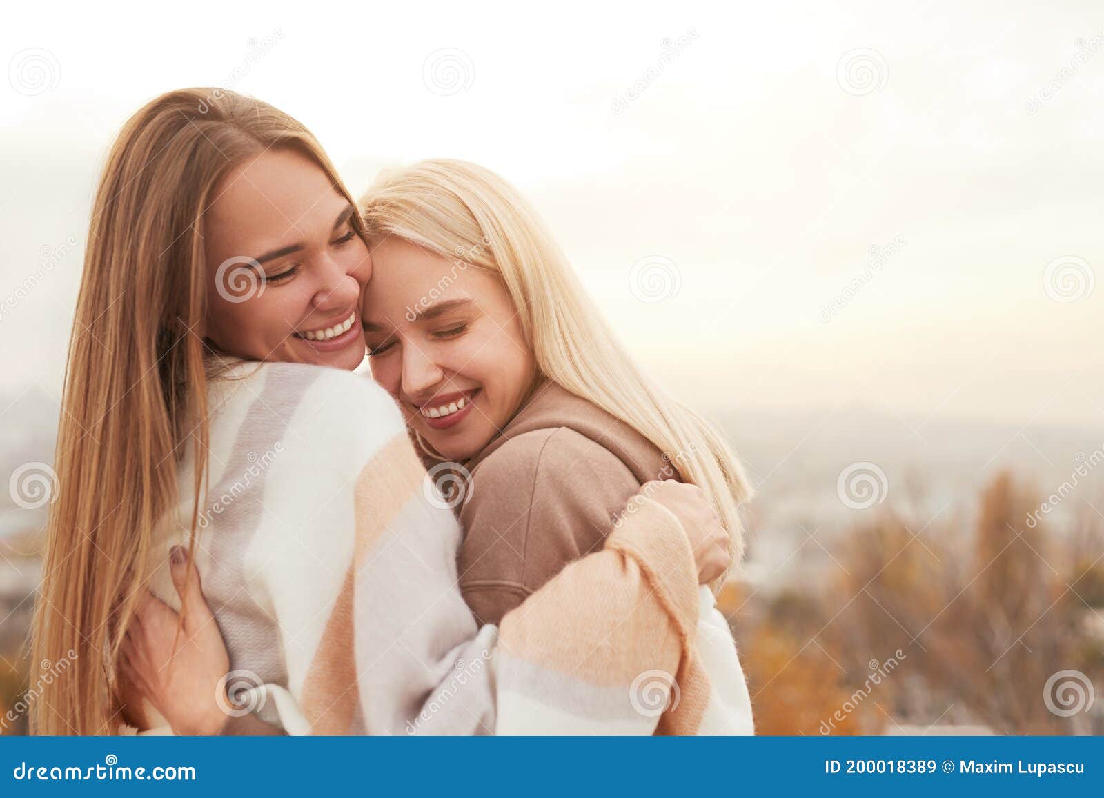 Pareja De Lesbianas Felices Abraz Ndose En El Campo Imagen De Archivo