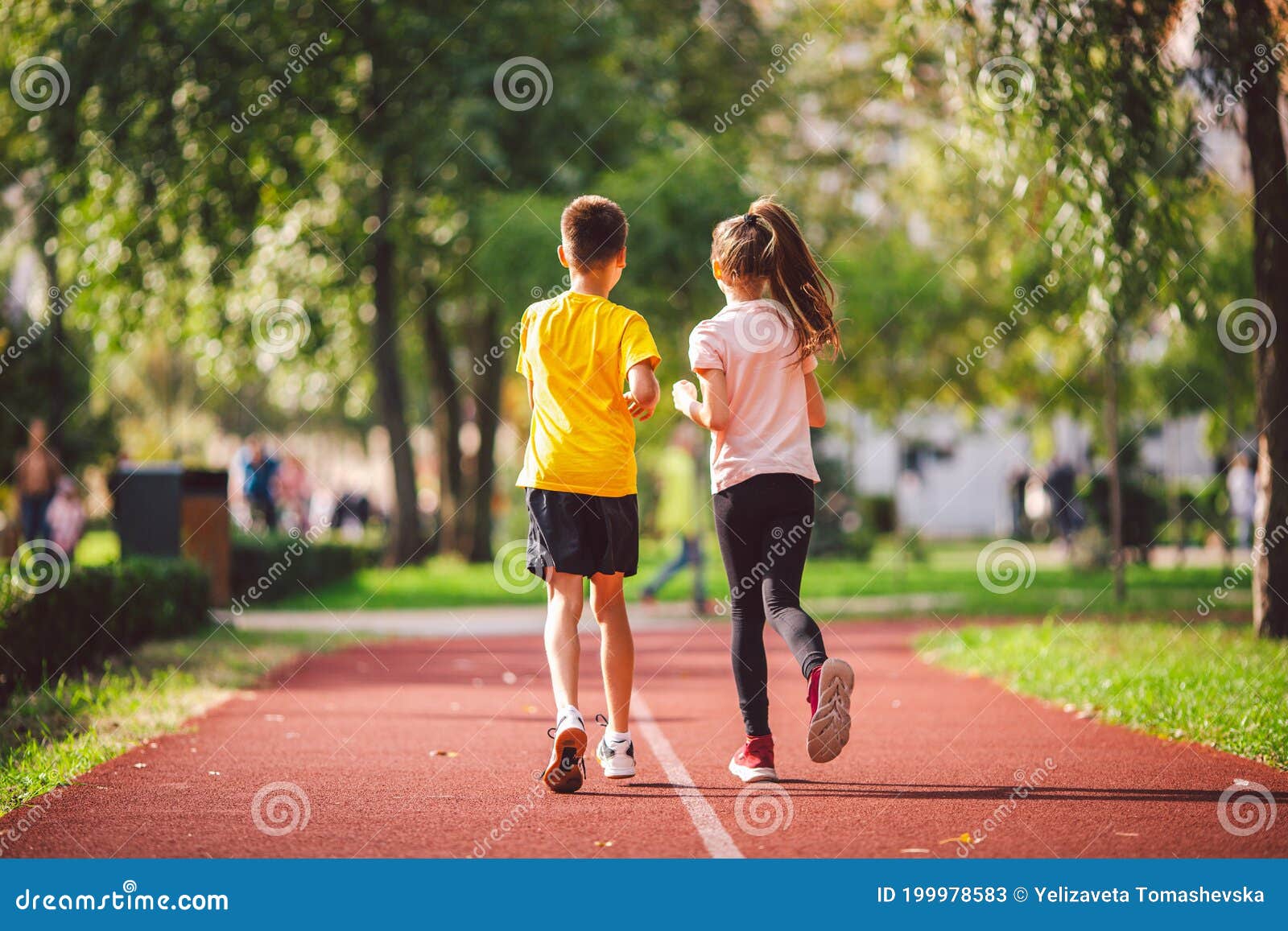 Pareja De Niños Y Niñas Haciendo Ejercicio Cardiovascular, Trotando En El Parque En Pista De Footing Rojo Gemelos Pequeños Corrie Imagen de archivo - Imagen de muchacha, amistad: 199978583 Pareja De Niños Y Niñas Haciendo Ejercicio Cardiovascular, Trotando En El Parque En Pista De Footing Rojo Gemelos Pequeños Corrie Imagen de archivo - Imagen de muchacha, amistad: 199978583
