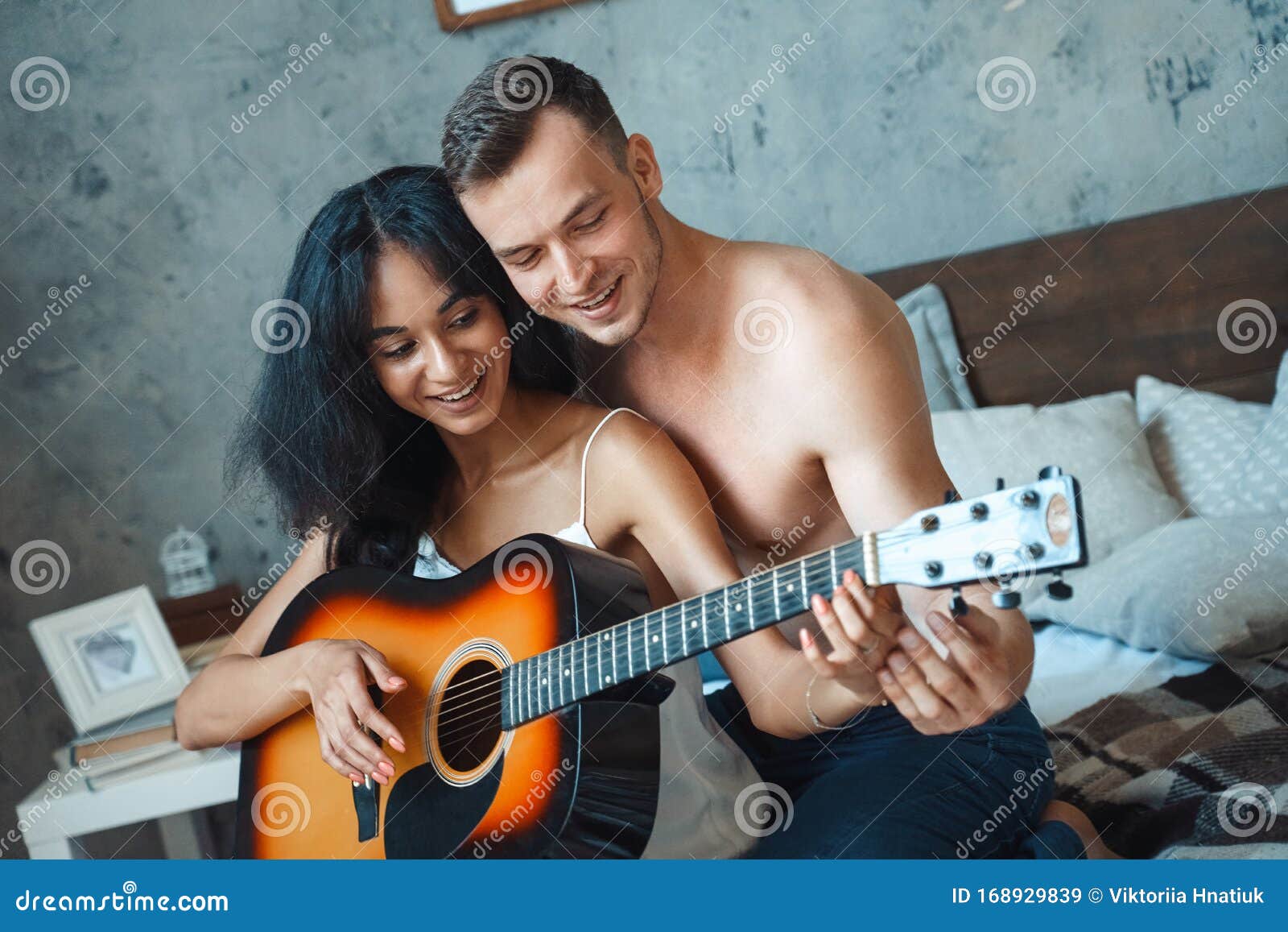 https://thumbs.dreamstime.com/z/pareja-de-razas-mixtas-joven-ense%C3%B1ando-una-mujer-que-toca-la-guitarra-sentada-en-cama-cantando-feliz-mixta-novio-novia-tocando-168929839.jpg
