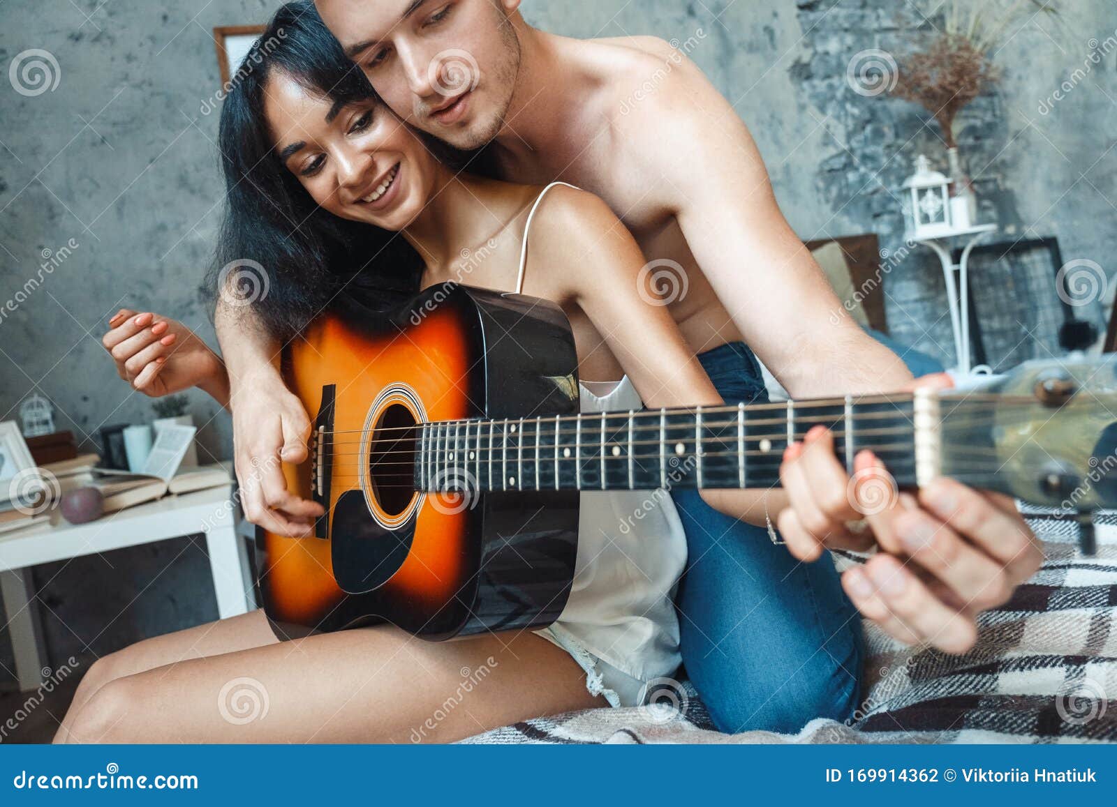 https://thumbs.dreamstime.com/z/pareja-de-razas-mixtas-joven-ense%C3%B1ando-una-mujer-que-toca-la-guitarra-sentada-en-cama-cerca-risa-juguetona-raza-mixta-novio-169914362.jpg