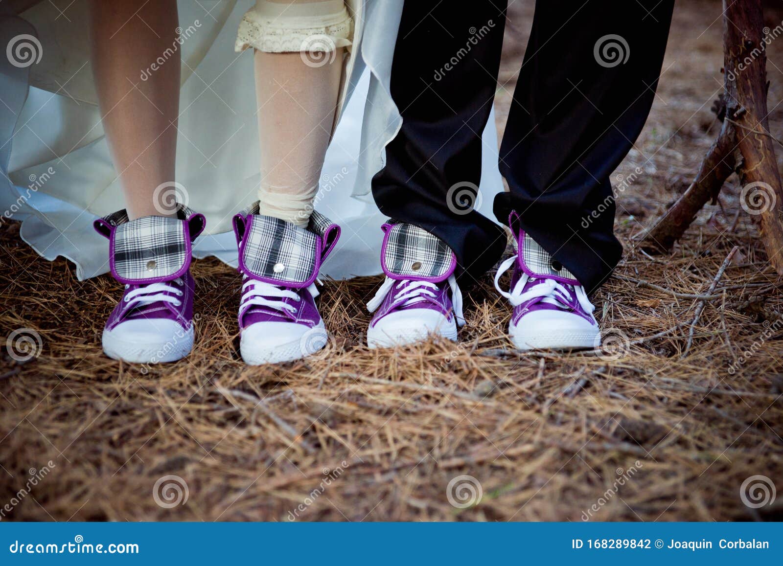 Pareja De Recién Casados Con Zapatillas De Tenis Graciosas E Iguales Foto  de archivo - Imagen de zapatillas, lazo: 168289842