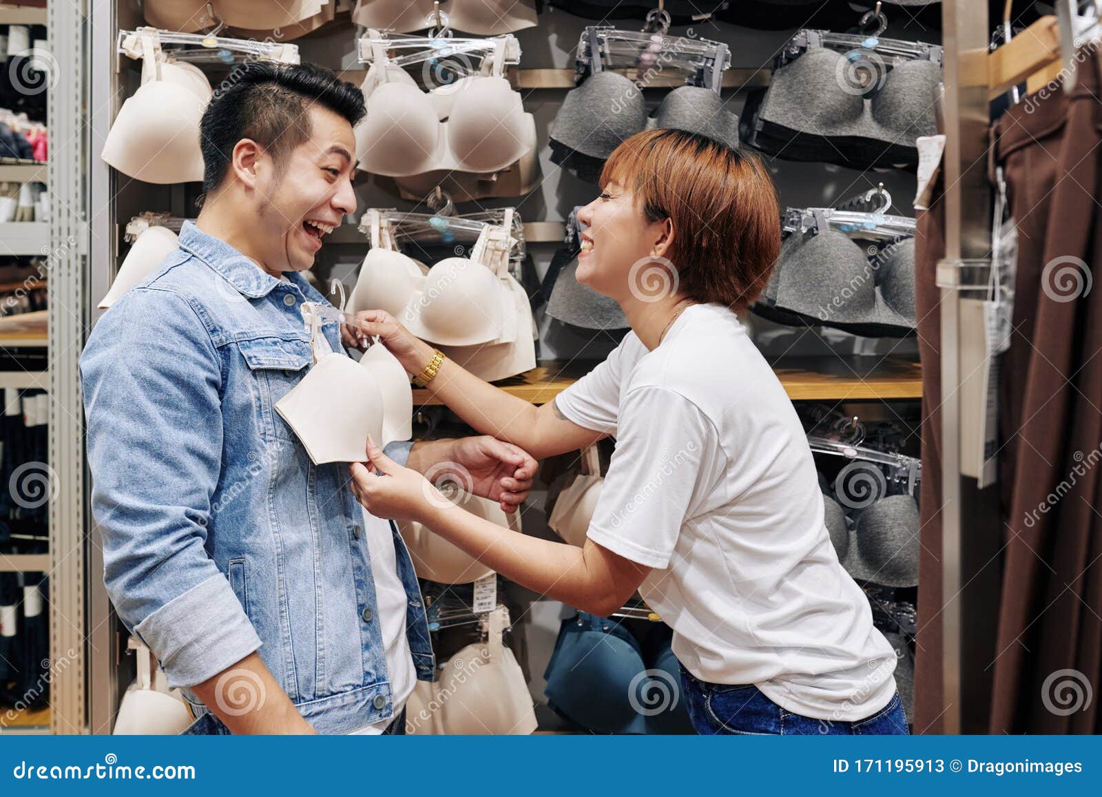 Pareja Divertida En La Tienda De Ropa Interior Imagen de archivo