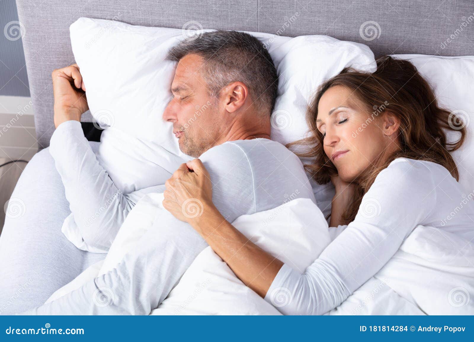 Pareja Durmiendo En La Cama Con Manta Foto de archivo - Imagen de mayor, edad: 181814284 Pareja Durmiendo En La Cama Con Manta Foto de archivo - Imagen de mayor, edad: 181814284