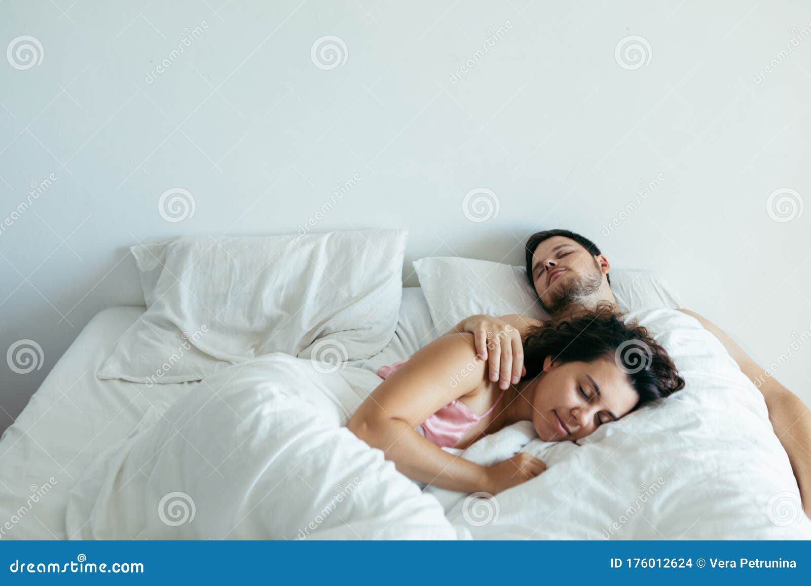 Pareja Durmiendo En La Cama Con Sábanas Blancas Foto de archivo - Imagen de abrazo, manta: 176012624 Pareja Durmiendo En La Cama Con Sábanas Blancas Foto de archivo - Imagen de abrazo, manta: 176012624