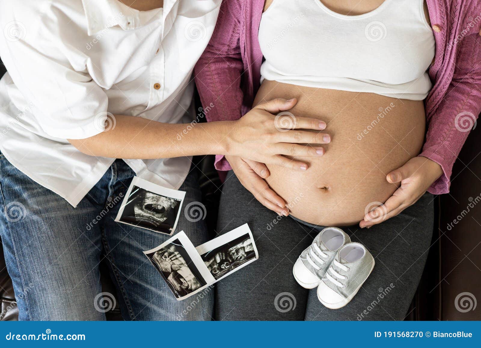 Pareja Embarazada Siente Amor Y Se Relaja En Casa. Foto de archivo - Imagen  de embarazo, nuevo: 191568270