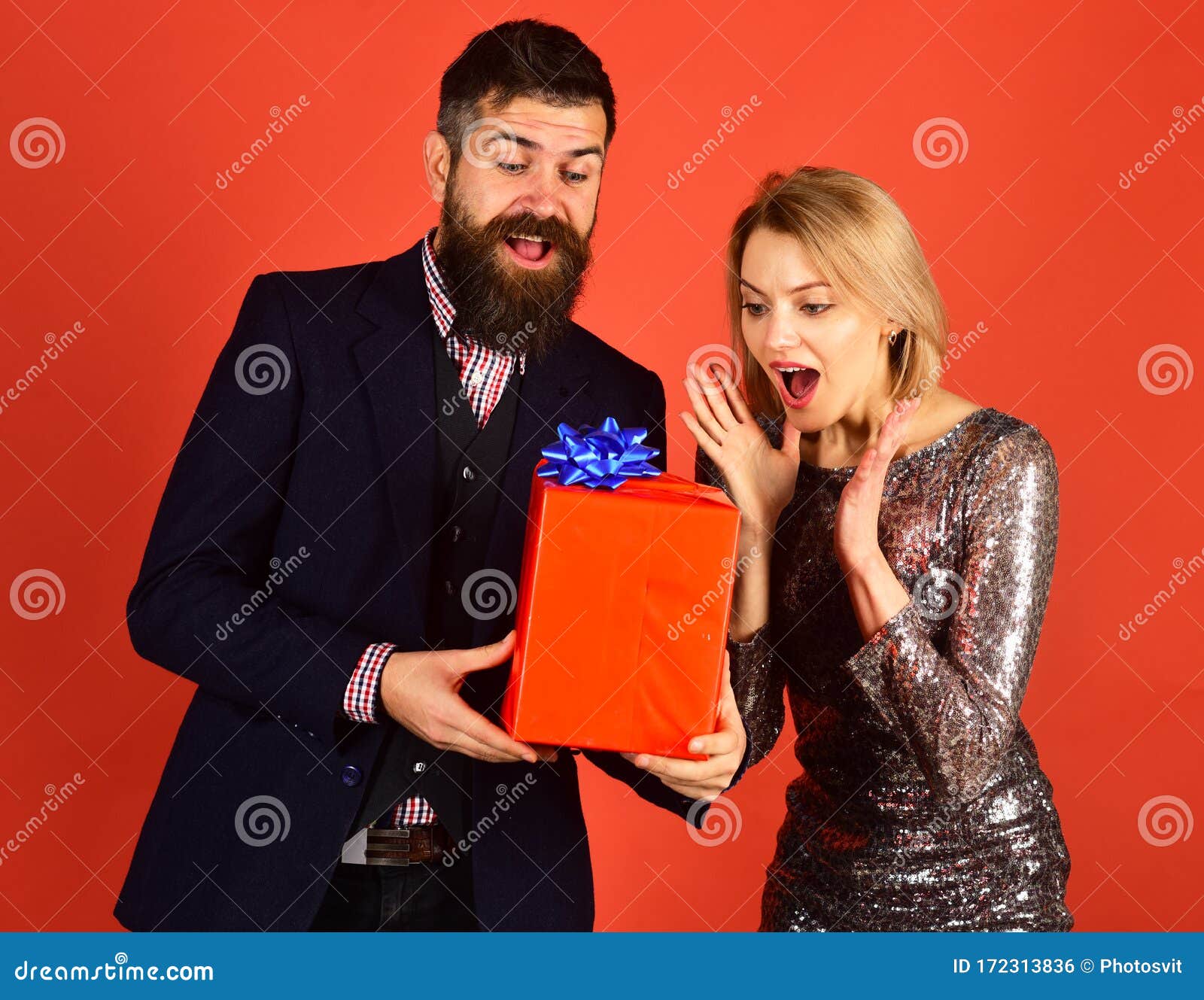 Pareja En Amor Comparte Regalos Con Fondo Rojo Foto de archivo - Imagen de novio, individuo: 172313836 Pareja En Amor Comparte Regalos Con Fondo Rojo Foto de archivo - Imagen de novio, individuo: 172313836