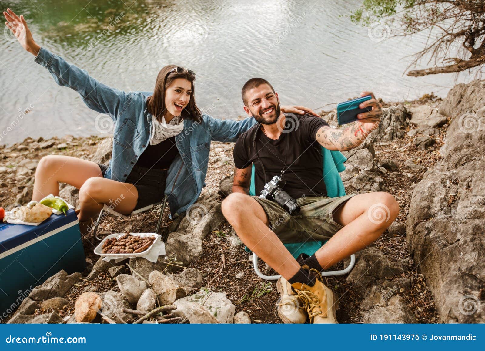 Pareja En El Amor Acampar El Alza Del Lago. Alimentos Para El Senderismo Y El Camping. La Pareja Se Sienta Cerca De La Hoguera Com Foto de archivo - Imagen de comer, Pareja En El Amor Acampar El Alza Del Lago. Alimentos Para El Senderismo Y El Camping. La Pareja Se Sienta Cerca De La Hoguera Com Foto de archivo - Imagen de comer,