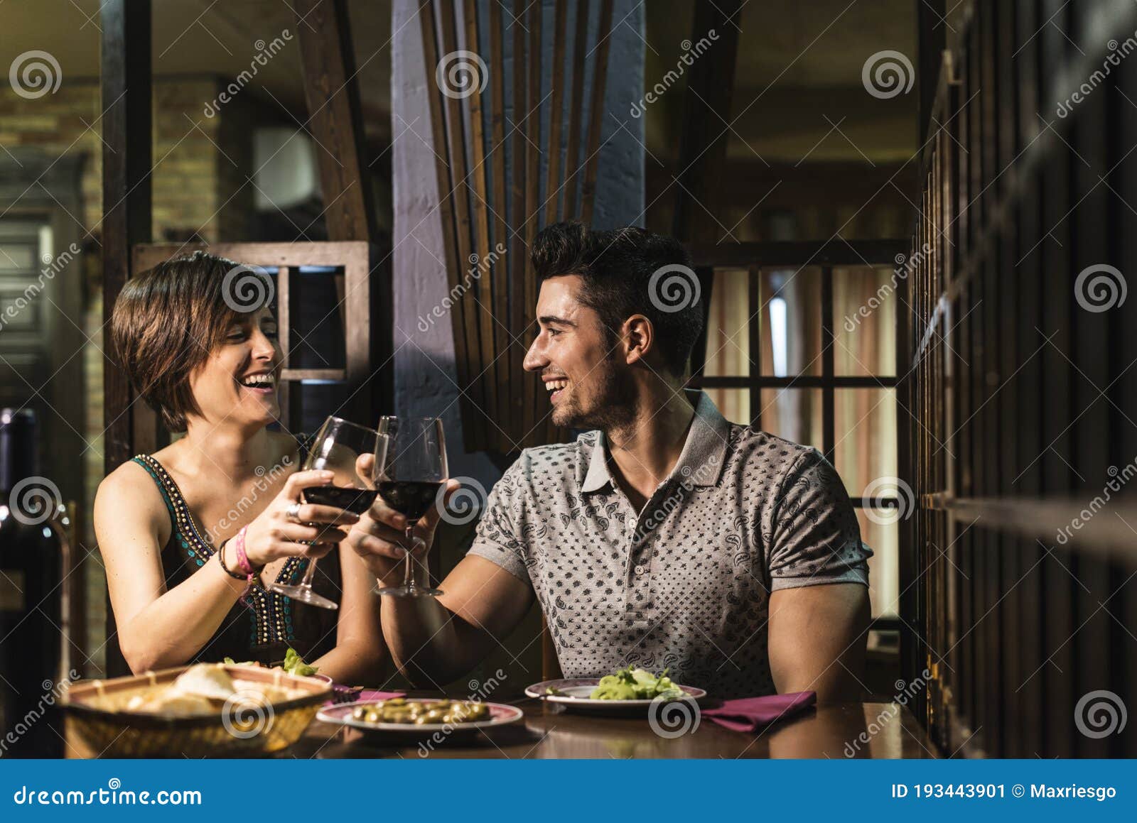 Pareja En El Bar Sonriendo Y Bebiendo Imagen de archivo - Imagen de  sonrisa, hombres: 193443901