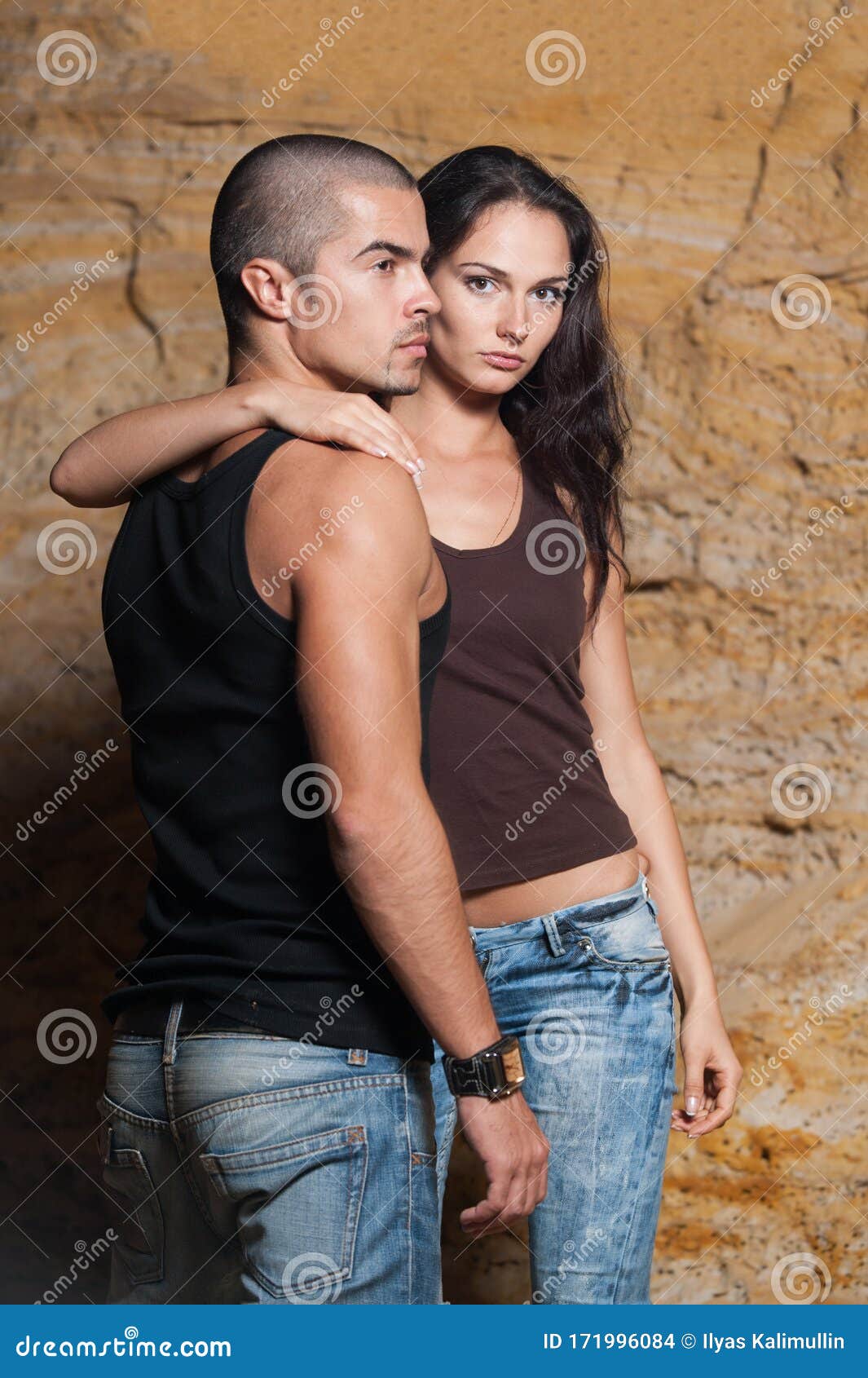 Pareja En Jeans Abrazándose En Cueva Niña Mirando a La Cámara Foto de archivo - Imagen de amor, lazo: 171996084 Pareja En Jeans Abrazándose En Cueva Niña Mirando a La Cámara Foto de archivo - Imagen de amor, lazo: 171996084