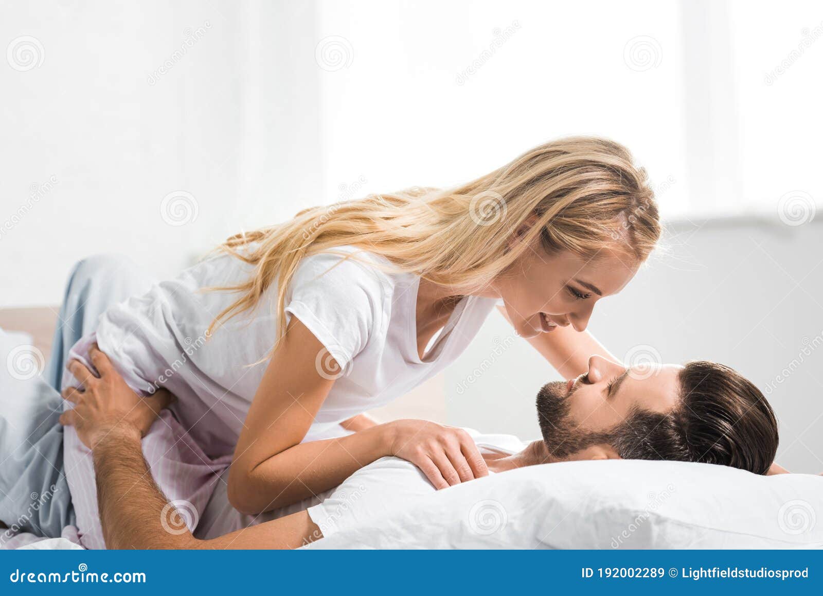 Pareja En La Cama Y Abrazándose En Casa Imagen de archivo - Imagen de mentira, resto: 192002289 Pareja En La Cama Y Abrazándose En Casa Imagen de archivo - Imagen de mentira, resto: 192002289
