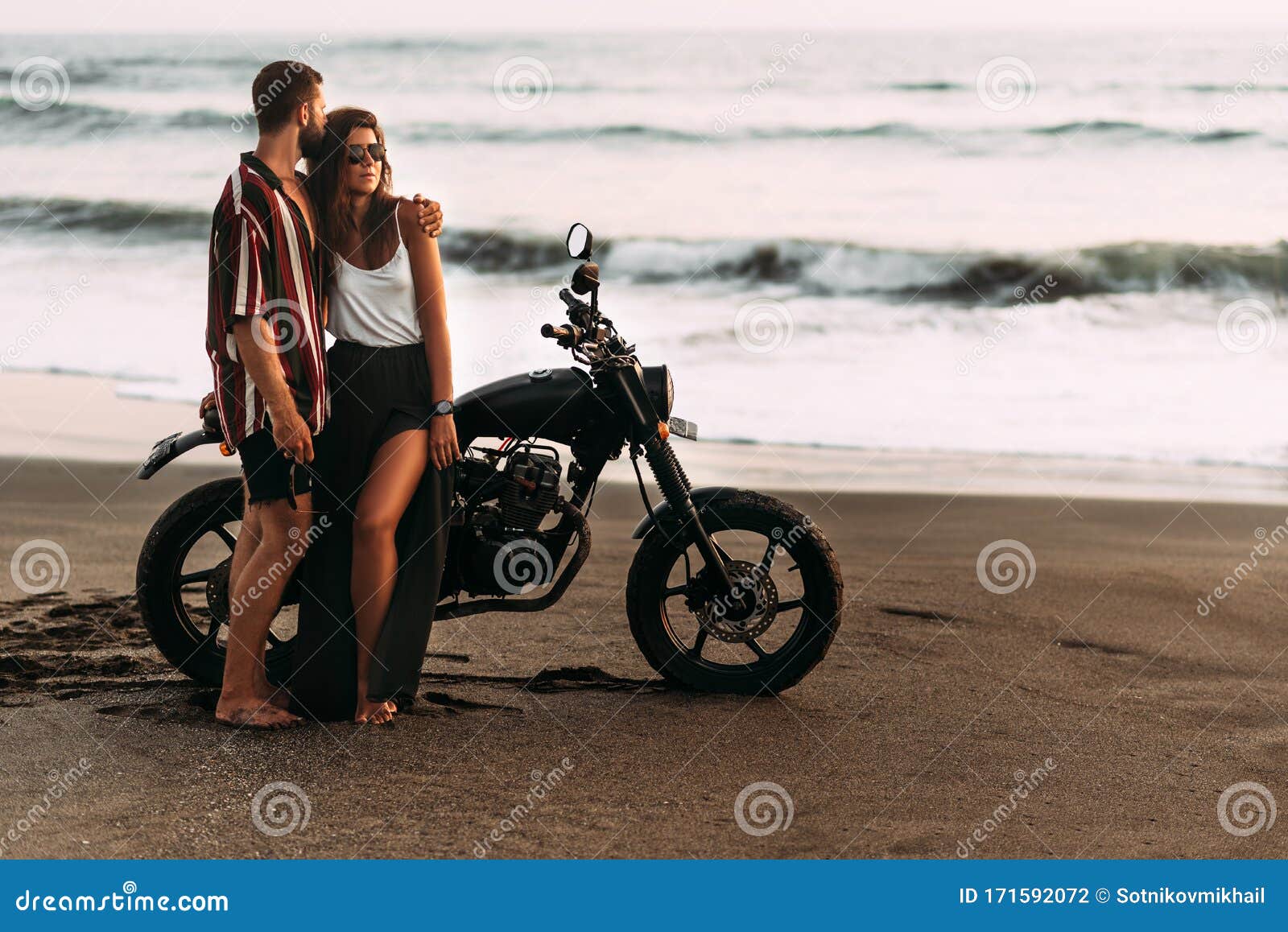 Pareja En Moto En La Playa Una Pareja Enamorada De La Playa Se Encuentra  Con La Puesta De Sol Un Hombre Abraza a Una Mujer En La Foto de archivo -  Imagen