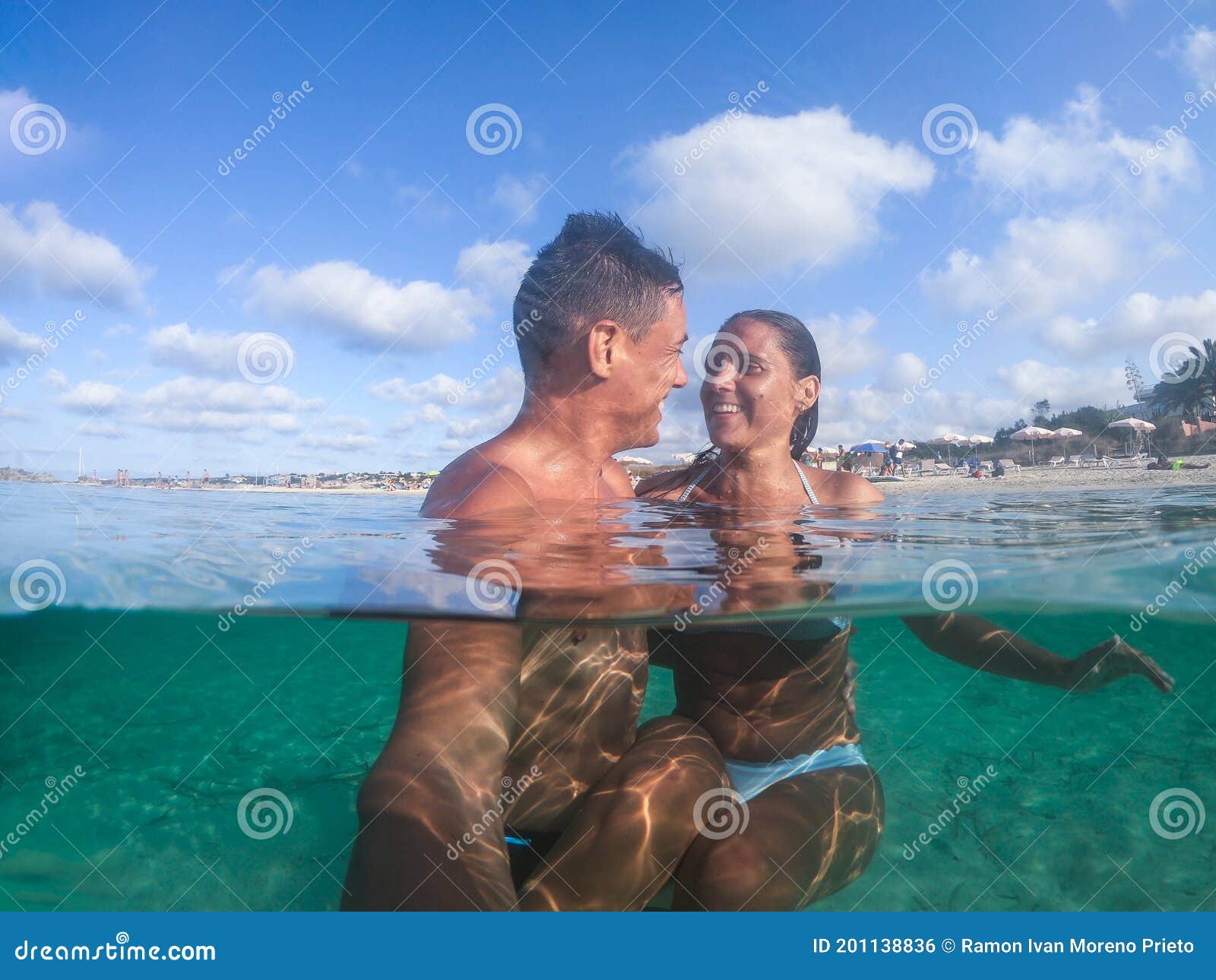 Pareja Enamorada Bañándose En El Mar Tomando Una Foto Foto de archivo -  Imagen de sonriente, vacaciones: 201138836