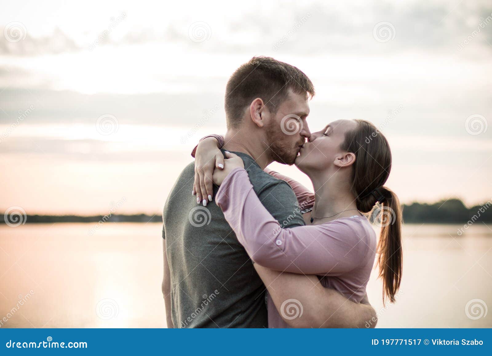 Pareja Enamorada Besándose En La Playa Al Atardecer Imagen de archivo - Imagen de cuidado, contenido: 197771517 Pareja Enamorada Besándose En La Playa Al Atardecer Imagen de archivo - Imagen de cuidado, contenido: 197771517