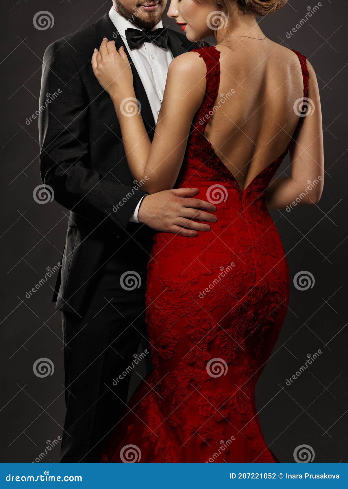 Pareja Enamorada. Glamour De La Moda Romántica Mujer Vestida De Rojo Y Hombre Elegante Vestido. Fondo De Estudio Negro Foto de archivo - Imagen de amor, caballeros: 207221052 Pareja Enamorada. Glamour De La Moda Romántica Mujer Vestida De Rojo Y Hombre Elegante Vestido. Fondo De Estudio Negro Foto de archivo - Imagen de amor, caballeros: 207221052