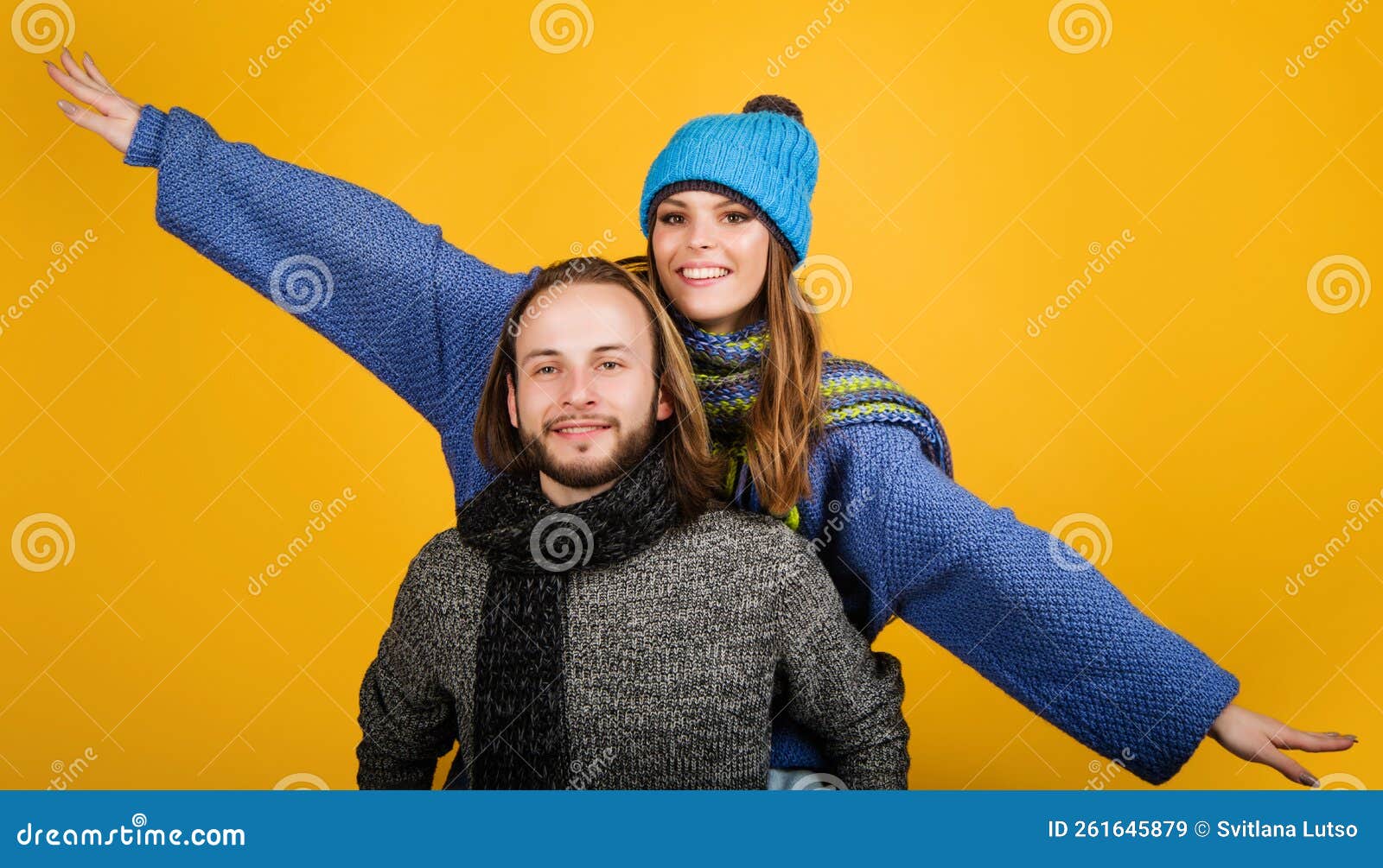 Pareja Feliz Con Ropa Abrigada. Hombre Y Mujer De Moda Con Bufanda