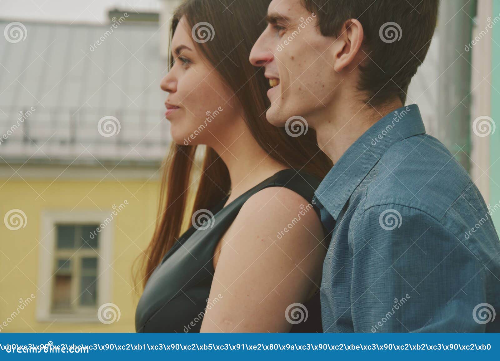 Pareja Feliz Mirando Lejos Durante El Día Imagen de archivo foto