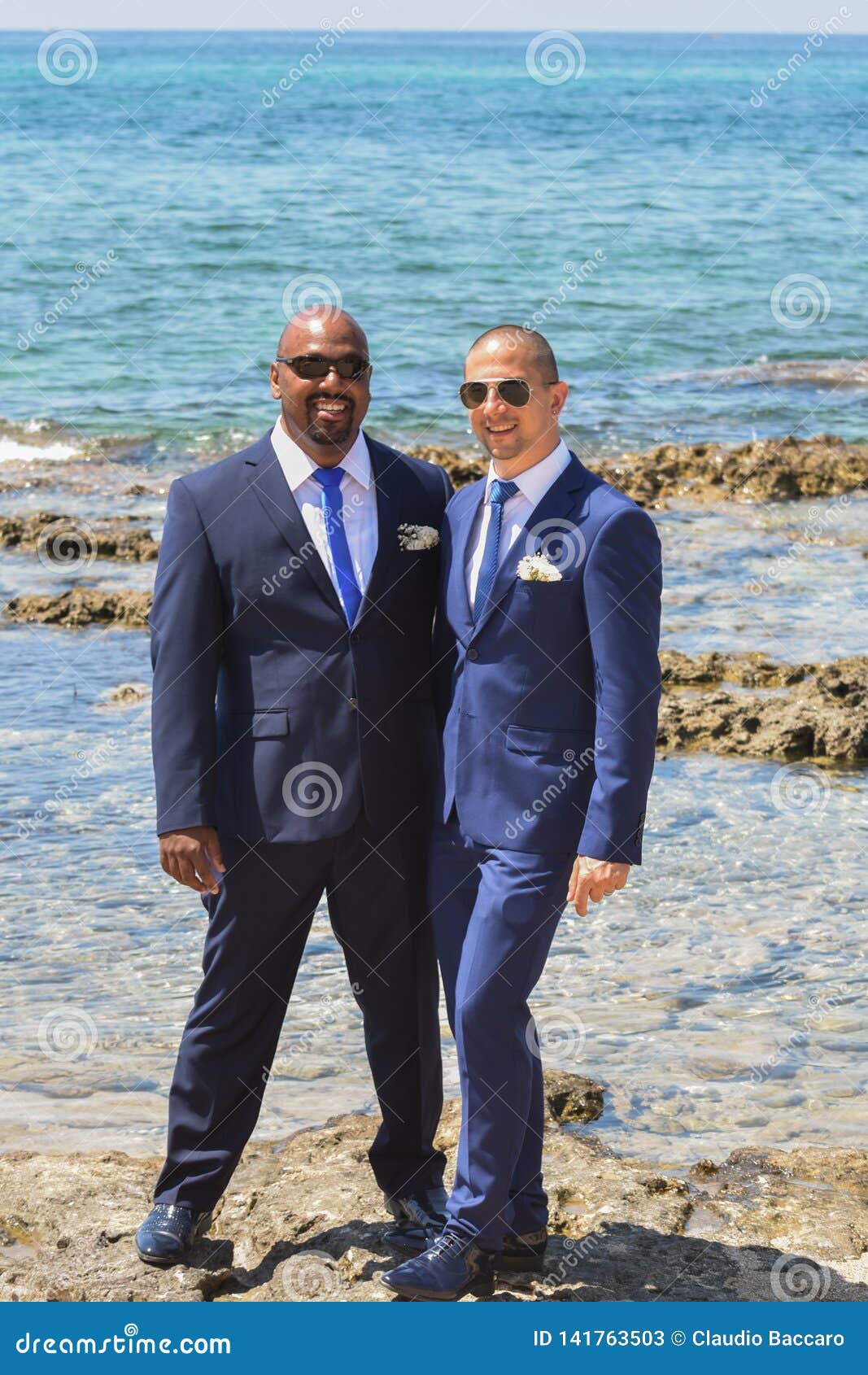 Pareja Gay De LGBT Que Consigue Casada Imagen de archivo - Imagen de fondo, famoso: 141763503 Pareja Gay De LGBT Que Consigue Casada Imagen de archivo - Imagen de fondo, famoso: 141763503