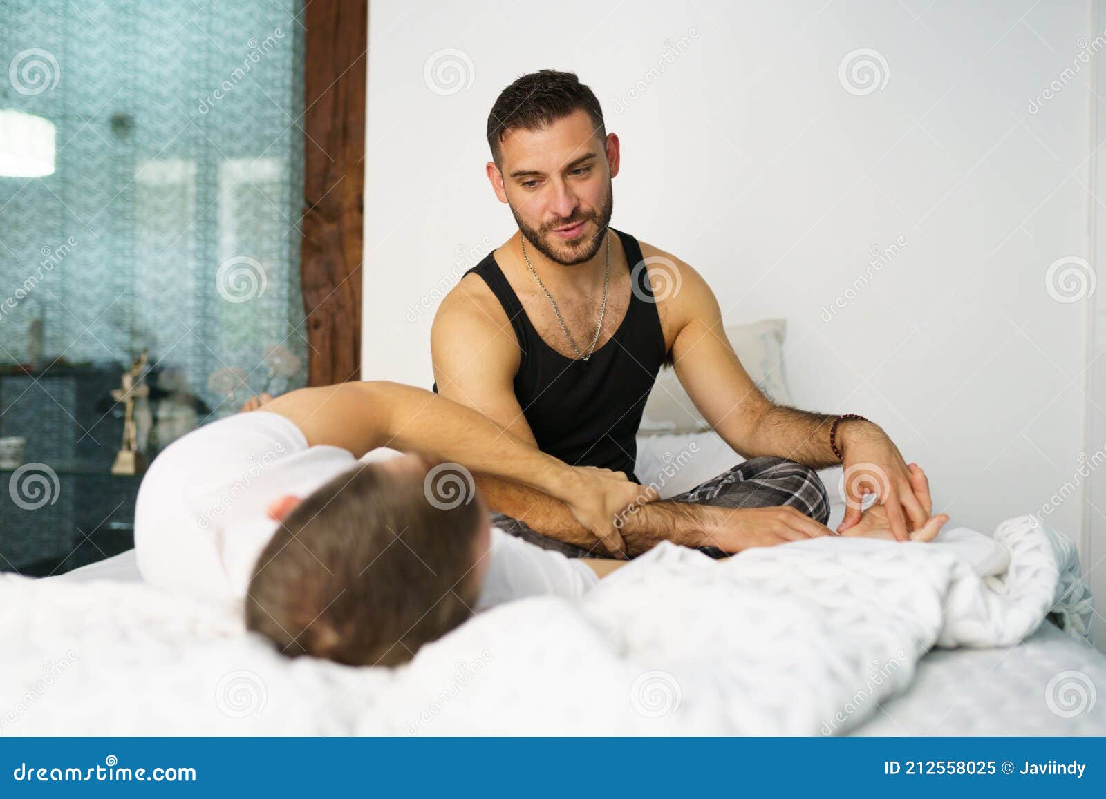 Pareja Gay Hablando En Un Momento Romántico En Su Cama. Imagen de archivo - Imagen de plano, hispanico: 212558025 Pareja Gay Hablando En Un Momento Romántico En Su Cama. Imagen de archivo - Imagen de plano, hispanico: 212558025