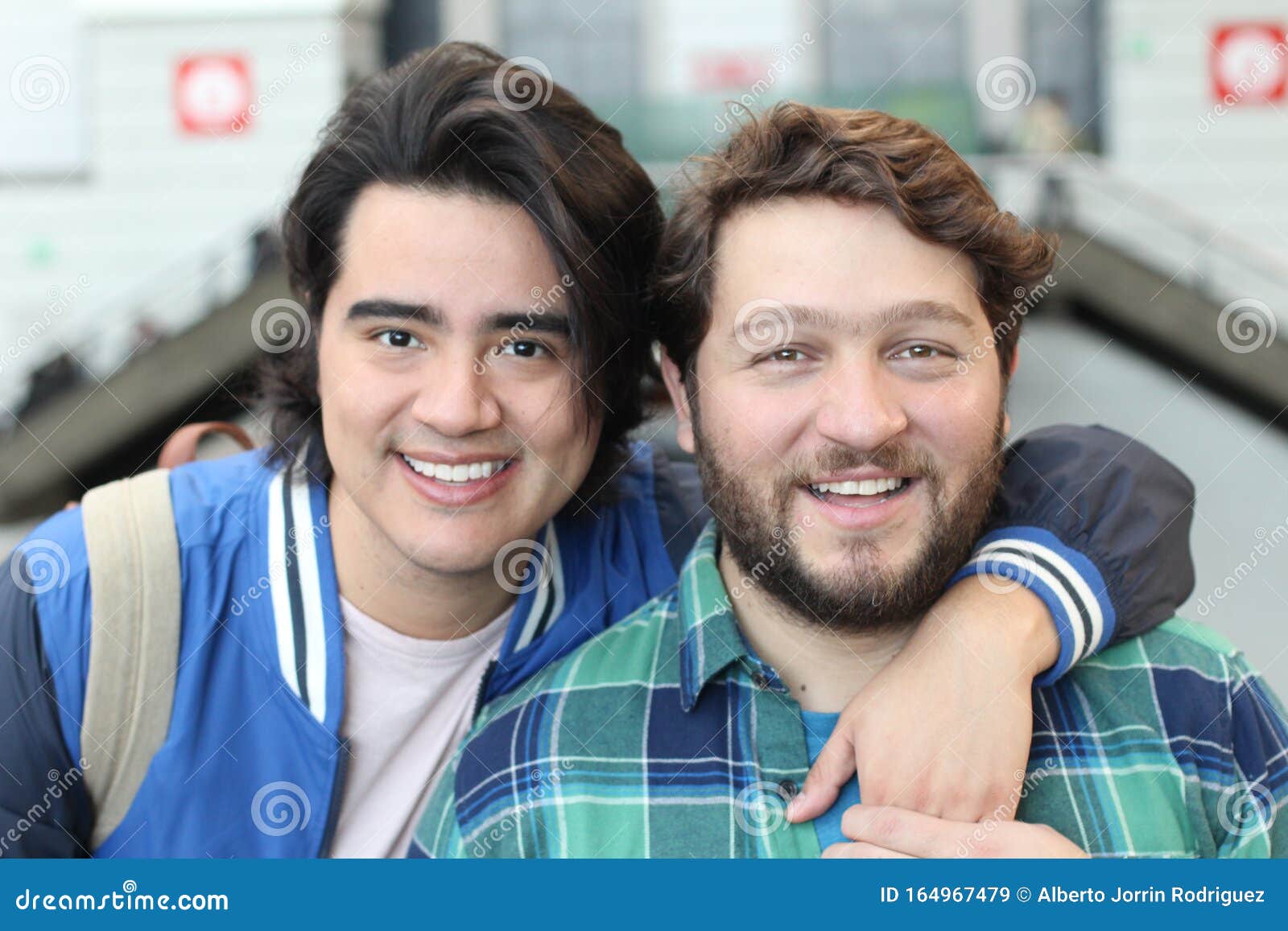 Pareja Gay Interracial Enamorada Imagen de archivo - Imagen de derechos, sonrisa: 164967479 Pareja Gay Interracial Enamorada Imagen de archivo - Imagen de derechos, sonrisa: 164967479