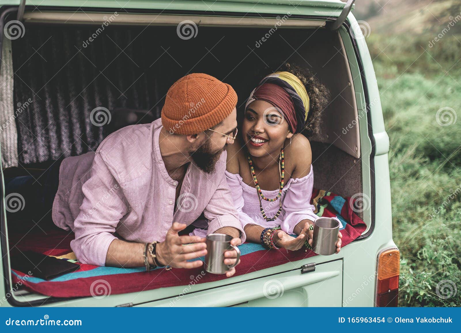 Pareja Hippie Descansando En Una Camioneta Retro Con Una Taza De Té Foto de  archivo - Imagen de lifestyle, mirada: 165963454