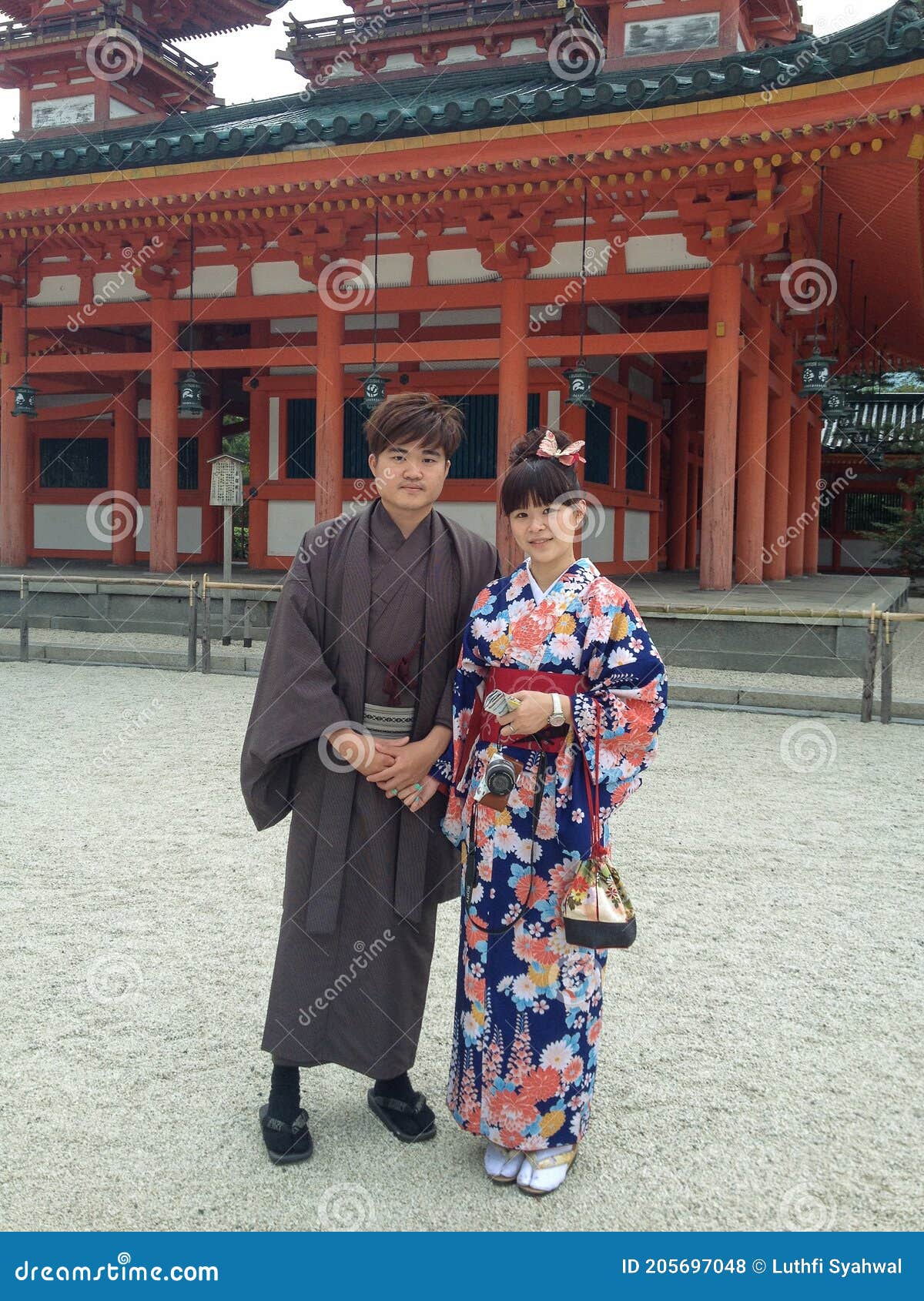 Pareja Japonesa Con Ropa Tradicional En El Santuario De Heia. Foto de archivo editorial - Imagen de feliz, vacaciones: 205697048 Pareja Japonesa Con Ropa Tradicional En El Santuario De Heia. Foto de archivo editorial - Imagen de feliz, vacaciones: 205697048