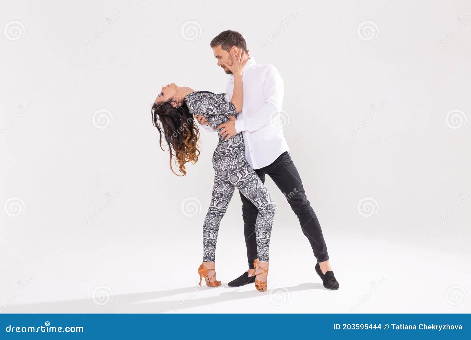 Pareja Joven Bailando Baile Latino Social Bachata Merengue Salsa. Dos Posiciones De Elegancia Sobre Fondo Blanco Foto de archivo - Imagen de estilo, movimiento: 203595444 Pareja Joven Bailando Baile Latino Social Bachata Merengue Salsa. Dos Posiciones De Elegancia Sobre Fondo Blanco Foto de archivo - Imagen de estilo, movimiento: 203595444