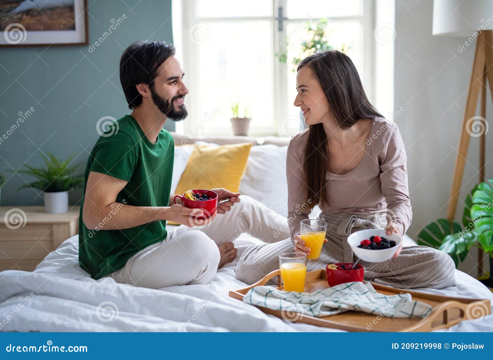 Pareja Joven Enamorada Desayunando En La Cama En Casa Hablando. Foto de archivo - Imagen de casa, lazo: 209219998 Pareja Joven Enamorada Desayunando En La Cama En Casa Hablando. Foto de archivo - Imagen de casa, lazo: 209219998