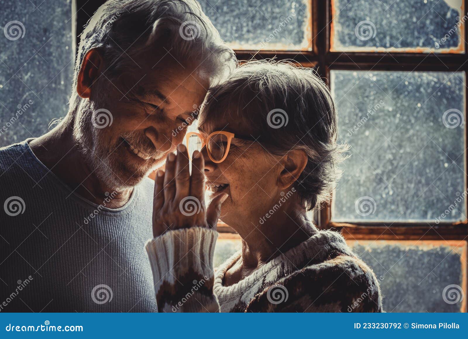 Mujer Madura En Gafas De Sol Afuera En La Nieve Foto de archivo