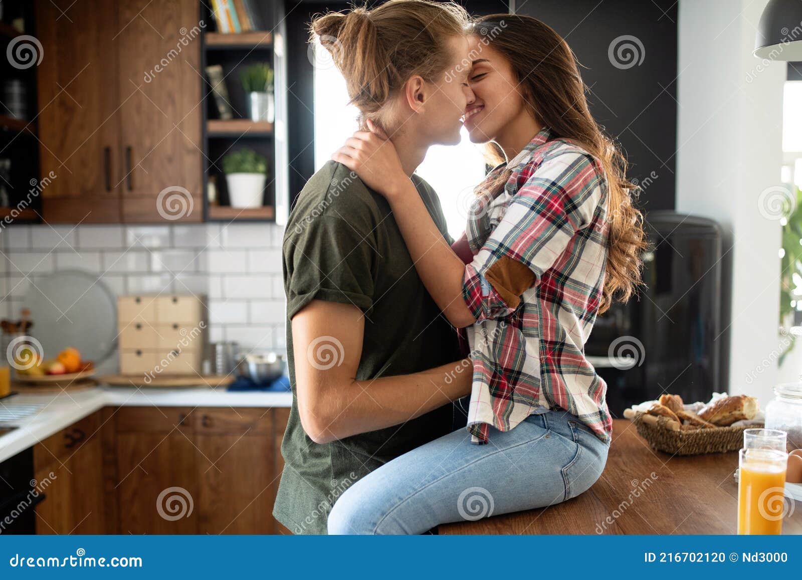 Pareja Romántica Abrazando Y Besando Pasarla Muy Bien Juntos Foto De Archivo Imagen De