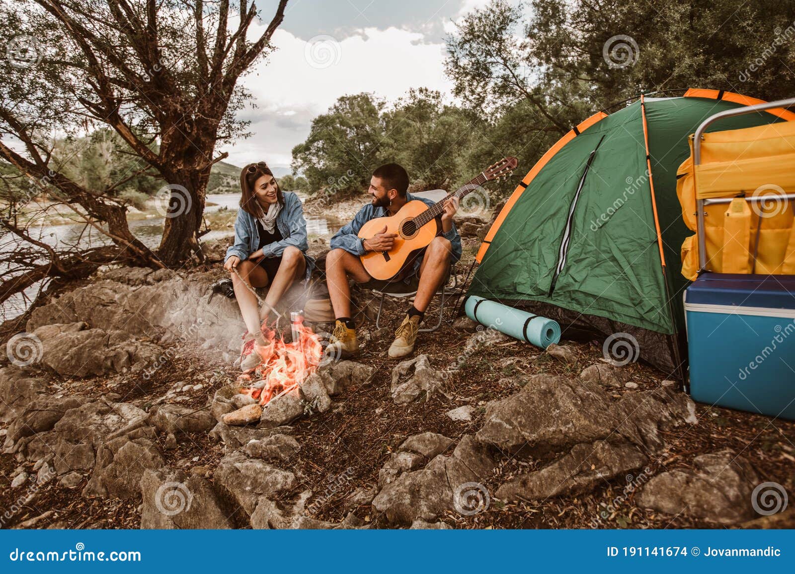 Pareja Sentada En La Hoguera. Hermosa Pareja Enamorada Disfrutando Del  Camping Foto de archivo - Imagen de hembra, camping: 191141674